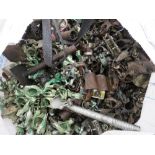 BULK BAG CONTAINING APPROXIMATELY 320-350NO ASSORTED SCAFFOLD CLIPS.