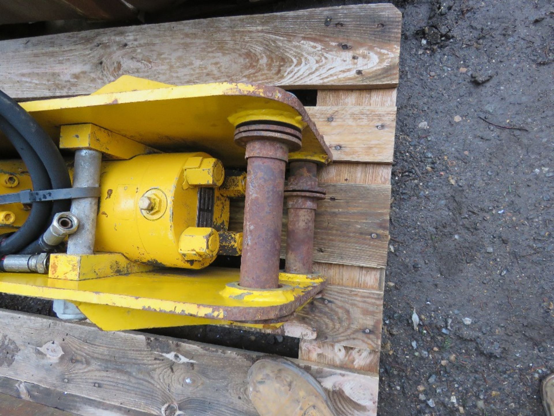 ARROWHEAD CONTRACTOR 4T EXCAVATOR MOUNTED BREAKER ON 45MM PINS. HAS DONE VERY LITTLE WORK, BELIEVED - Image 4 of 5