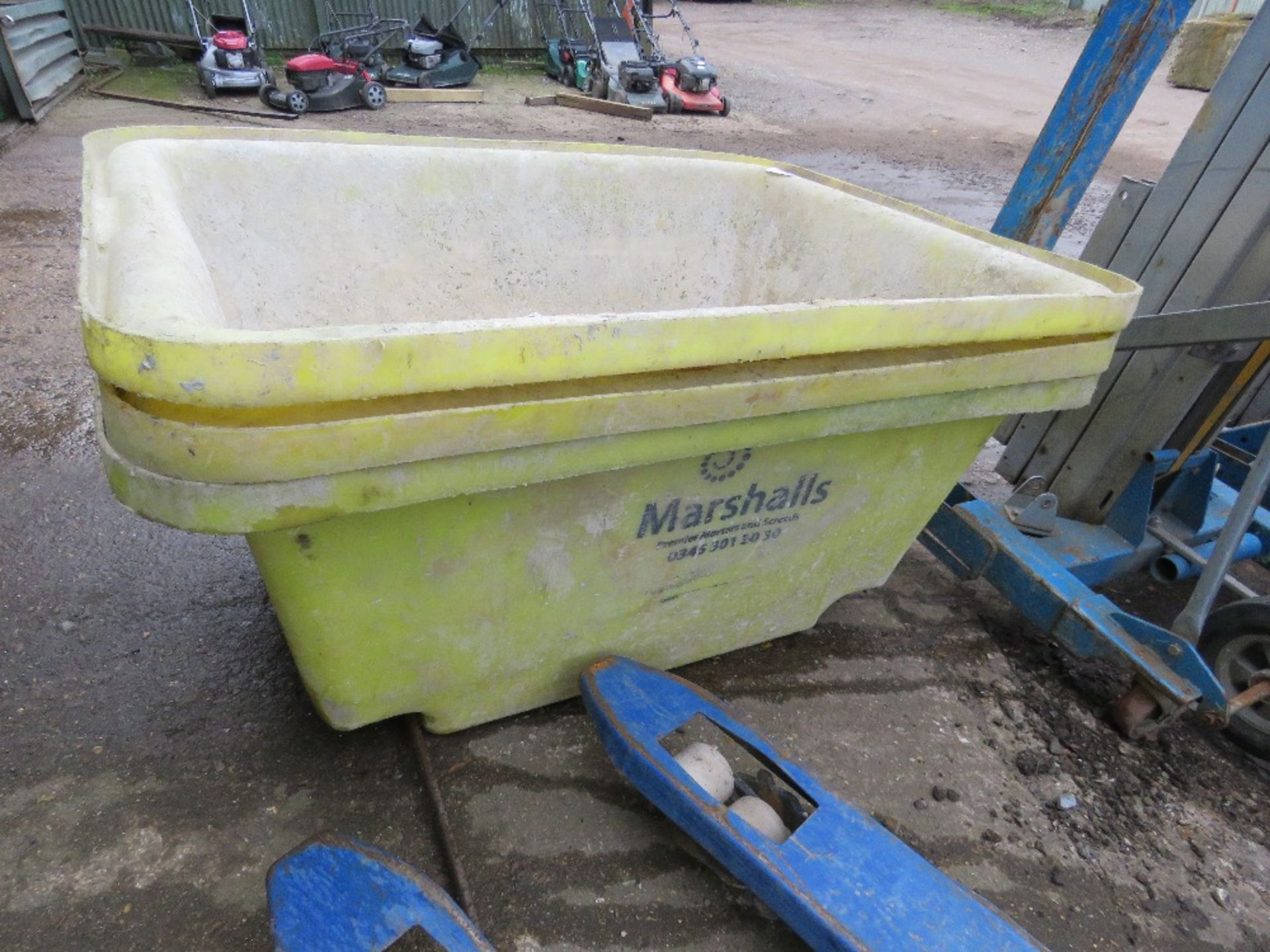 3NO PLASTIC MUCK SKIPS. SOURCED FROM LOCAL RETIRING BUILDER. THIS LOT IS SOLD UNDER THE AUCTION - Bild 3 aus 3