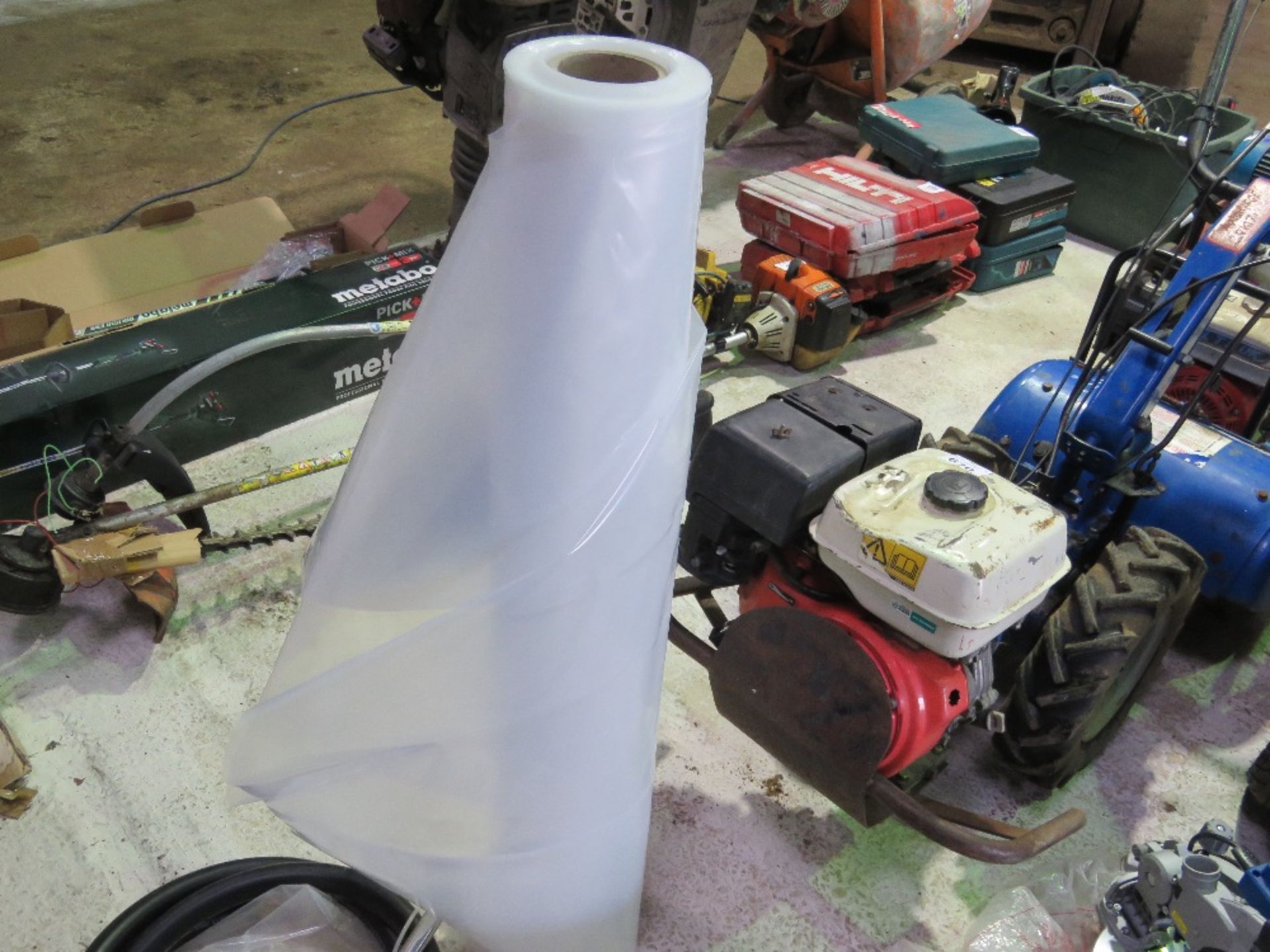 ROLL OF HEAVY DUTY PLASTIC SHEETING. THIS LOT IS SOLD UNDER THE AUCTIONEERS MARGIN SCHEME, THEREF - Image 5 of 5