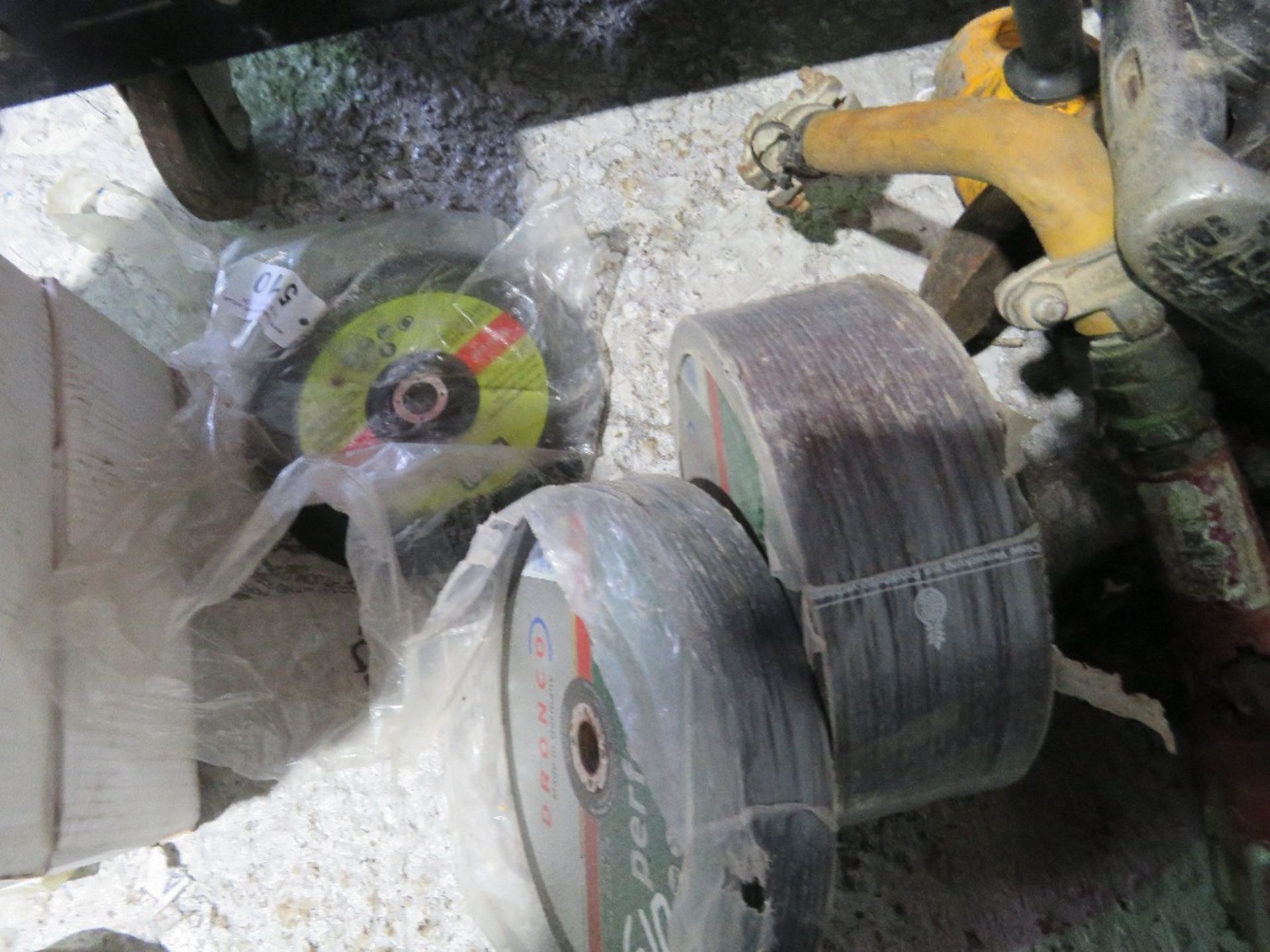 QUANTITY OF GRINDING AND CUTTING WHEELS. THIS LOT IS SOLD UNDER THE AUCTIONEERS MARGIN SCHEME, TH - Image 4 of 4