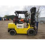 HALLA HLF30 3 TONNE GAS POWERED FORKLIFT TRUCK, 3906 REC HOURS SN:1025. 2.4M CLOSED HEIGHT MAST APPR