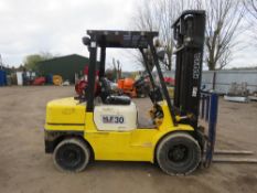 HALLA HLF30 3 TONNE GAS POWERED FORKLIFT TRUCK, 3906 REC HOURS SN:1025. 2.4M CLOSED HEIGHT MAST APPR