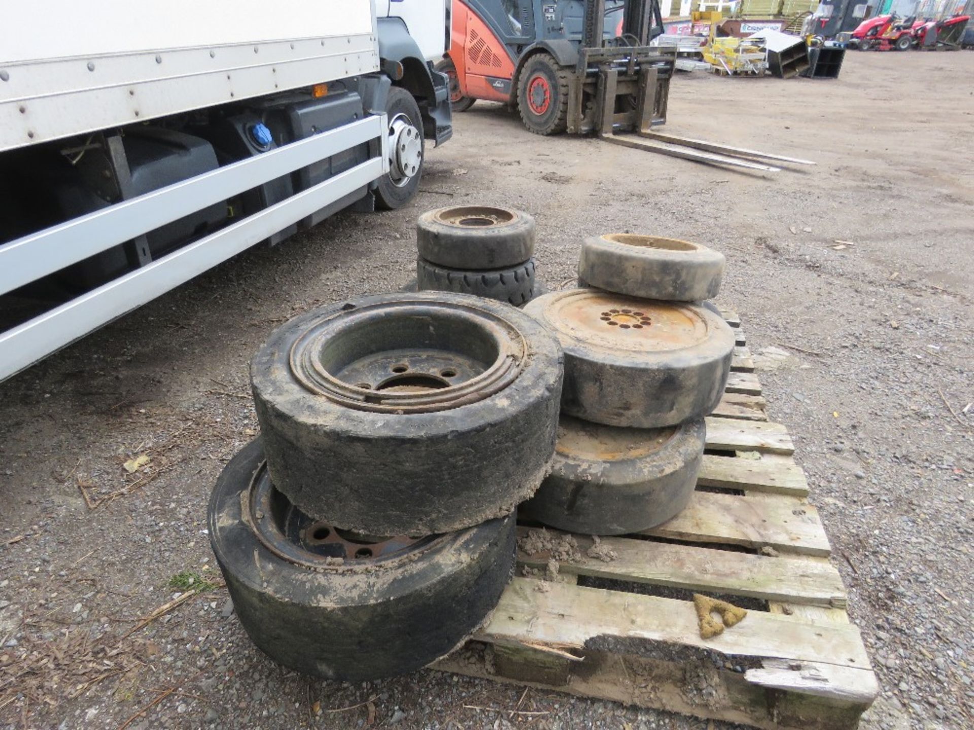 2 X PALLETS OF SOLID FORKLIFT WHEELS AND TYRES. - Bild 3 aus 3