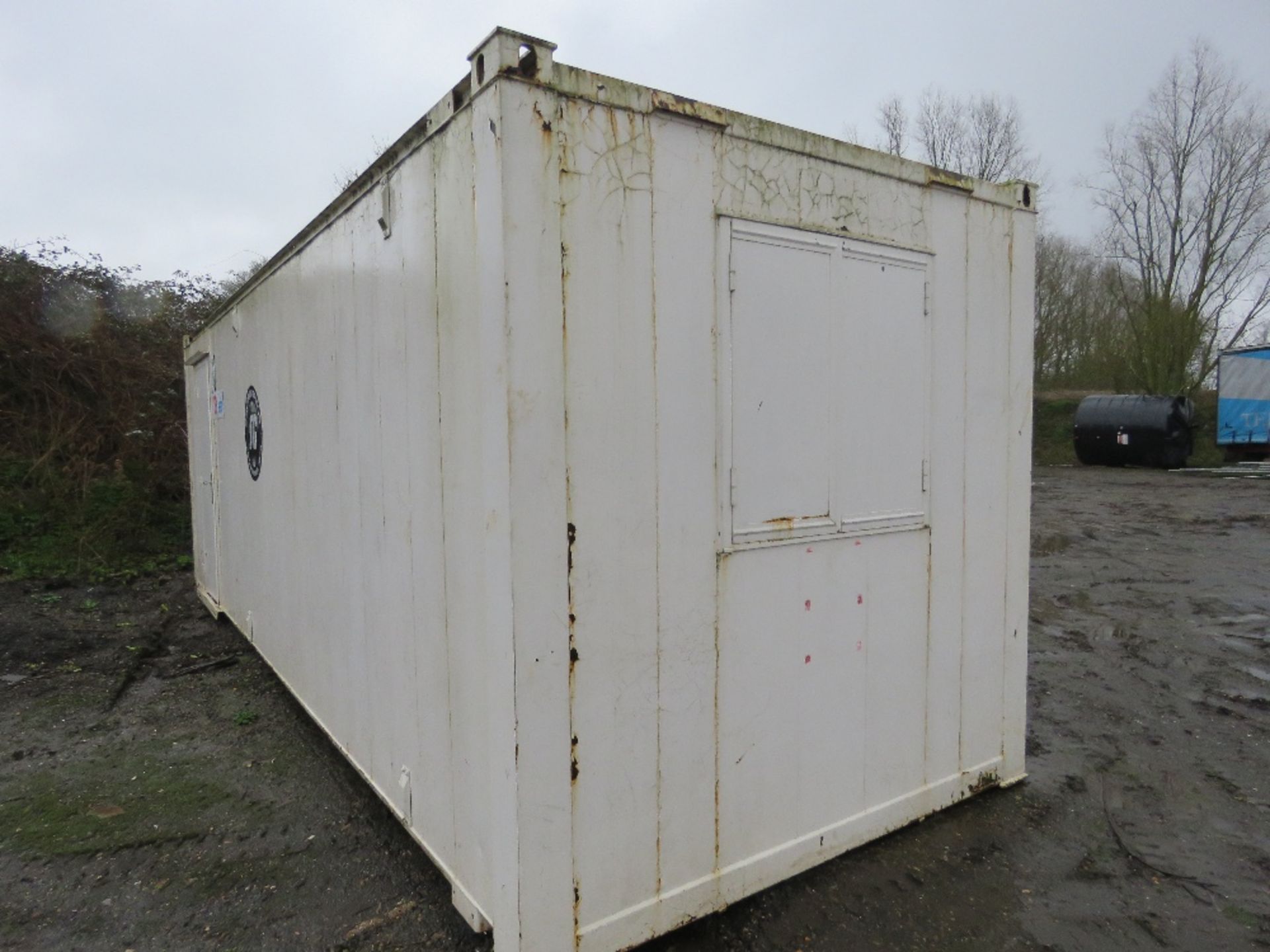 SECURE SITE OFFICE 24FT X 8FT APPROX INCLUDING SOME FURNITURE AS SHOWN. . SOURCED FROM COMPANY LIQUI - Image 2 of 7