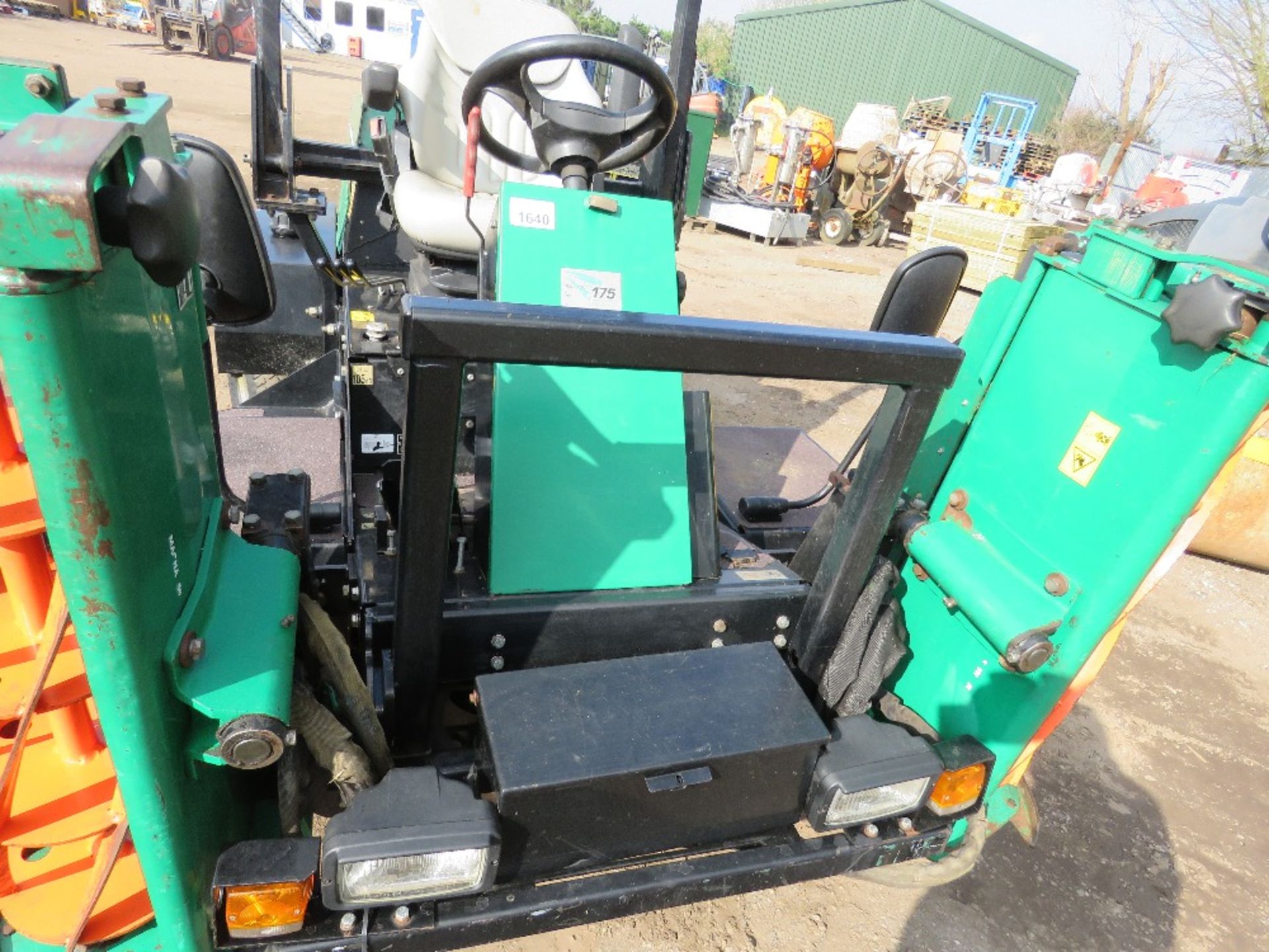 RANSOMES PARKWAY 2250 PLUS PROFESSIONAL TRIPLE RIDE ON MOWER, 4WD, 3300 REC HOURS. DIRECT FROM GOLF - Image 8 of 11