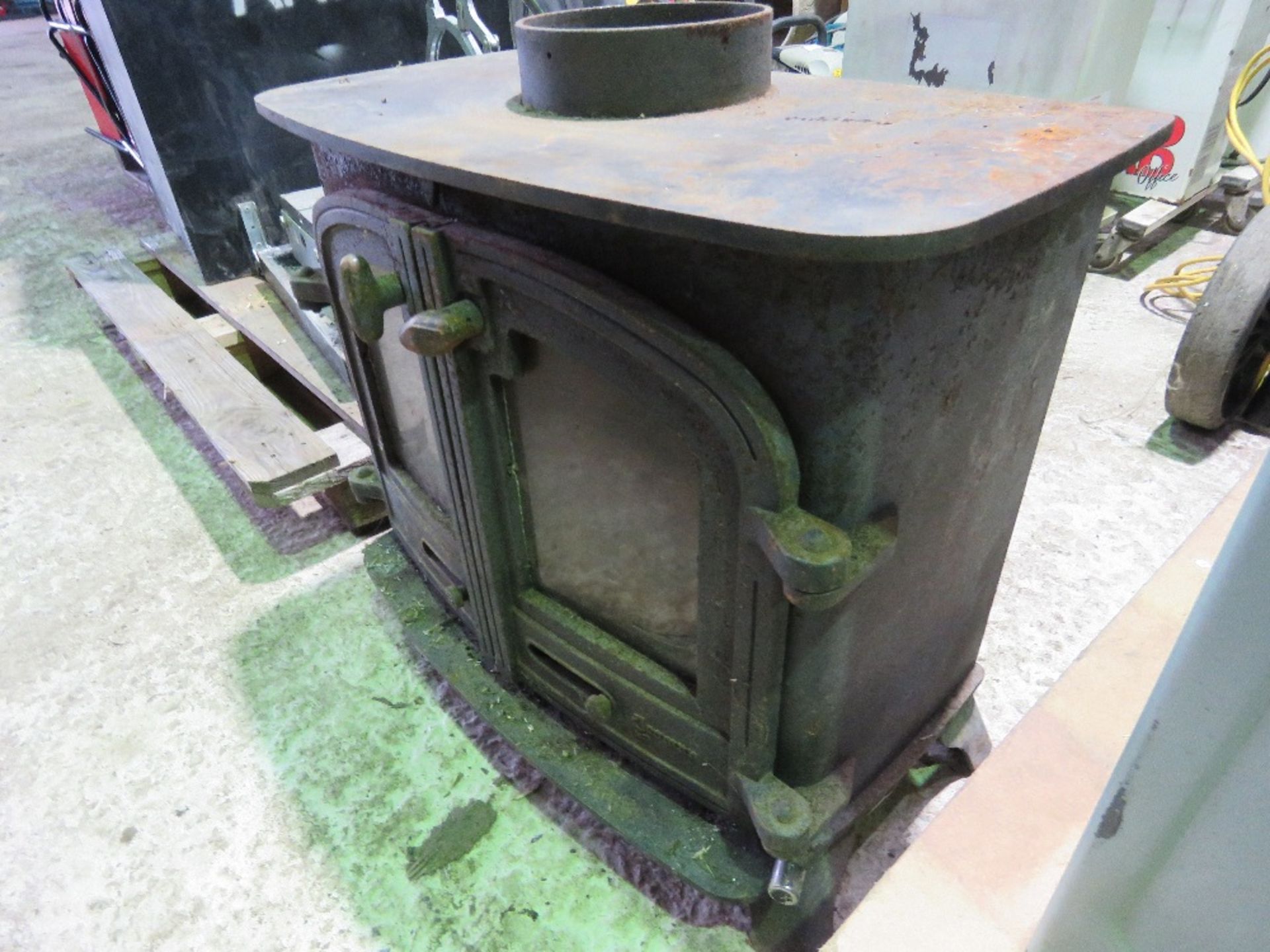 LARGE YEOMAN EXE FLAT TOPPED MULTI FUEL BURNING STOVE. THIS LOT IS SOLD UNDER THE AUCTIONEERS - Image 7 of 7