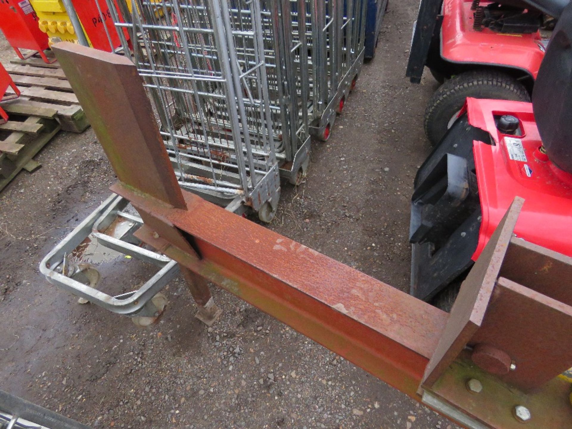 TRACTOR MOUNTED HEAVY DUTY HYDRAULIC LOGSPLITTER, 2FT RAM TRAVEL APPROX. ....THIS LOT IS SOLD UNDER - Image 3 of 4