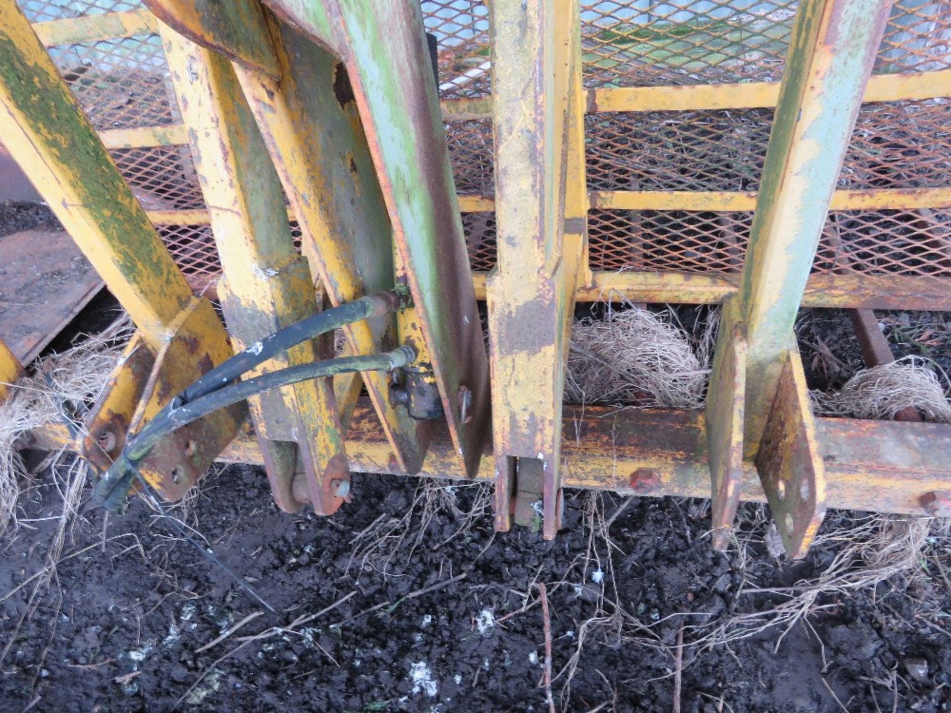 GRAYS TRACTOR 3 POINT LINKAGE MOUNTED PUSH OFF BUCK RAKE UNIT. - Image 5 of 6