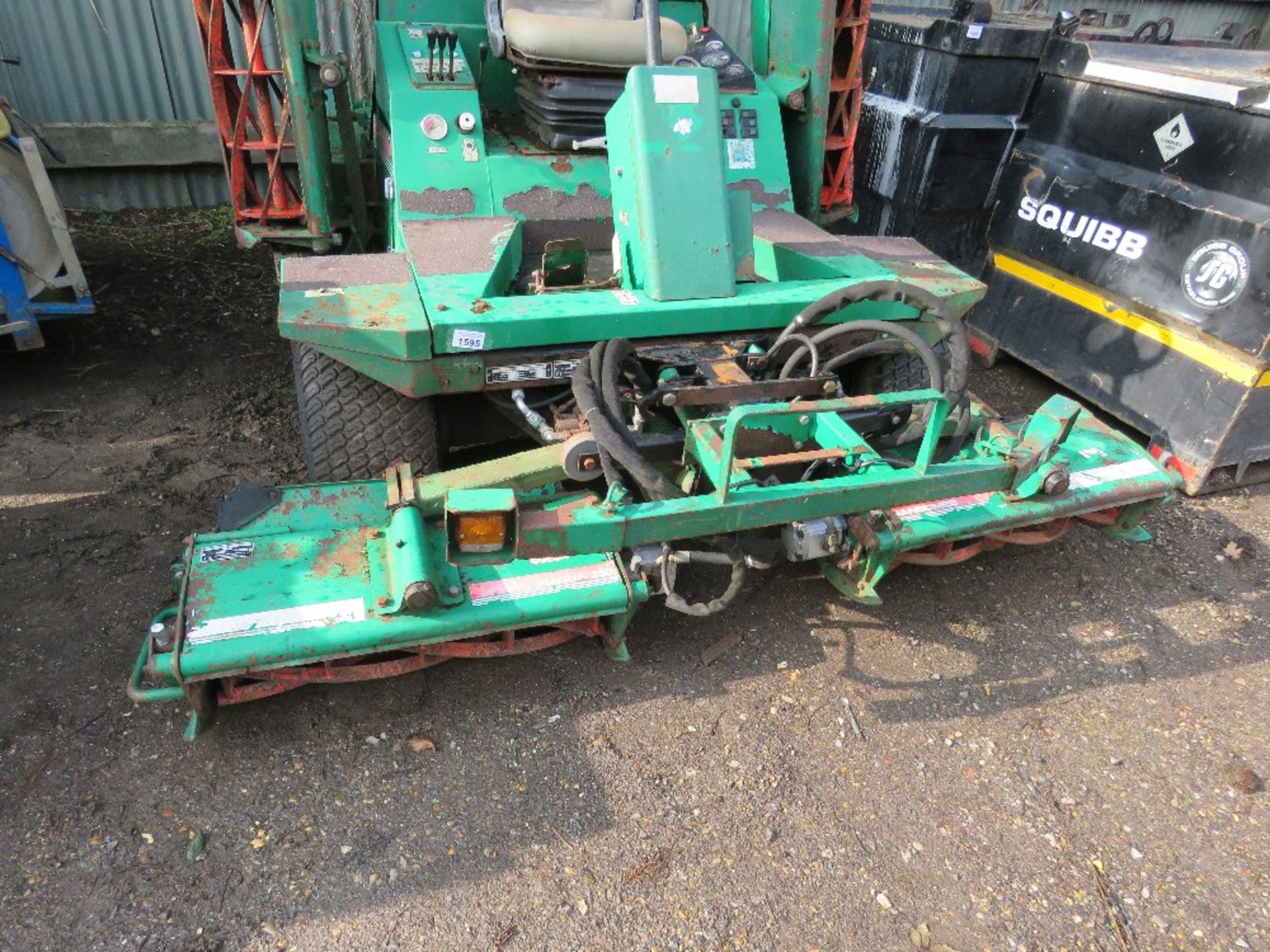 RANSOMES 520 5 GANG RIDE ON CYLINDER MOWER WITH KUBOTA ENGINE. WHEN TESTED WAS SEEN TO RUN, DRIVE, - Image 2 of 12