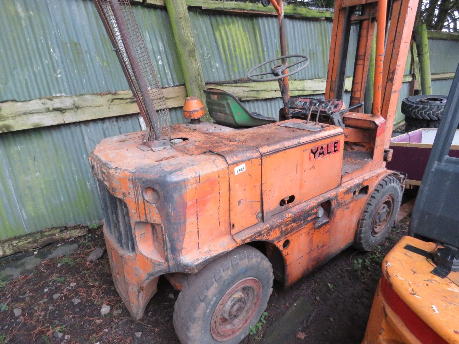 YALE DIESEL FORKLIFT TRUCK. WHEN TESTED WAS SEEN TO DRIVE, BRAKE AND LIFT (STEERING TIGHT). SEE VIDE