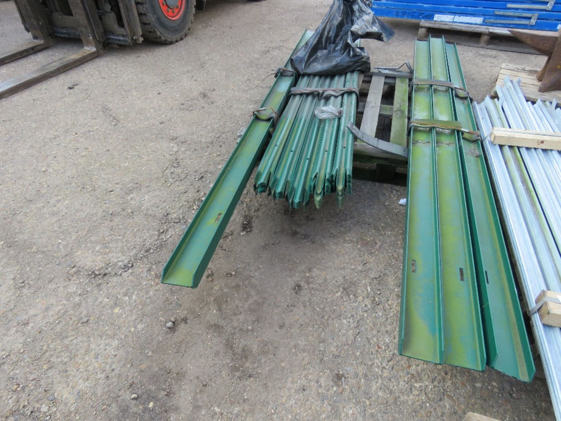 PALLET CONTAINING GREEN PALLISADE FENCING. 4 POSTS @ 2.73M HEIGHT PLUS PALINGS @ 1.95M PLUS SOME BOL - Image 3 of 7