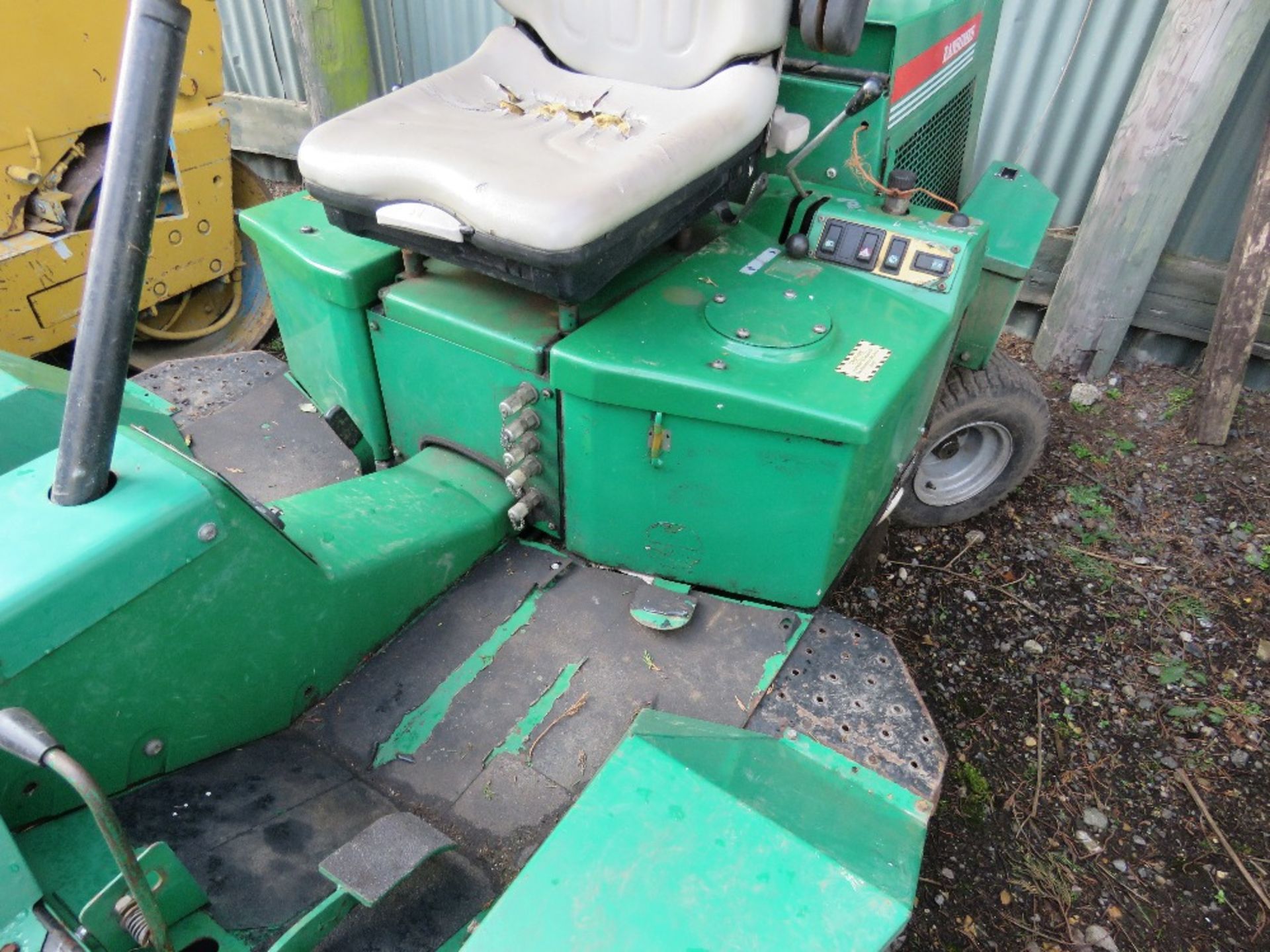 RANSOMES 213 TRIPLE RIDE ON CYLINDER MOWER WITH KUBOTA ENGINE. WHEN TESTED WAS SEEN TO RUN, DRIVE, M - Image 4 of 10