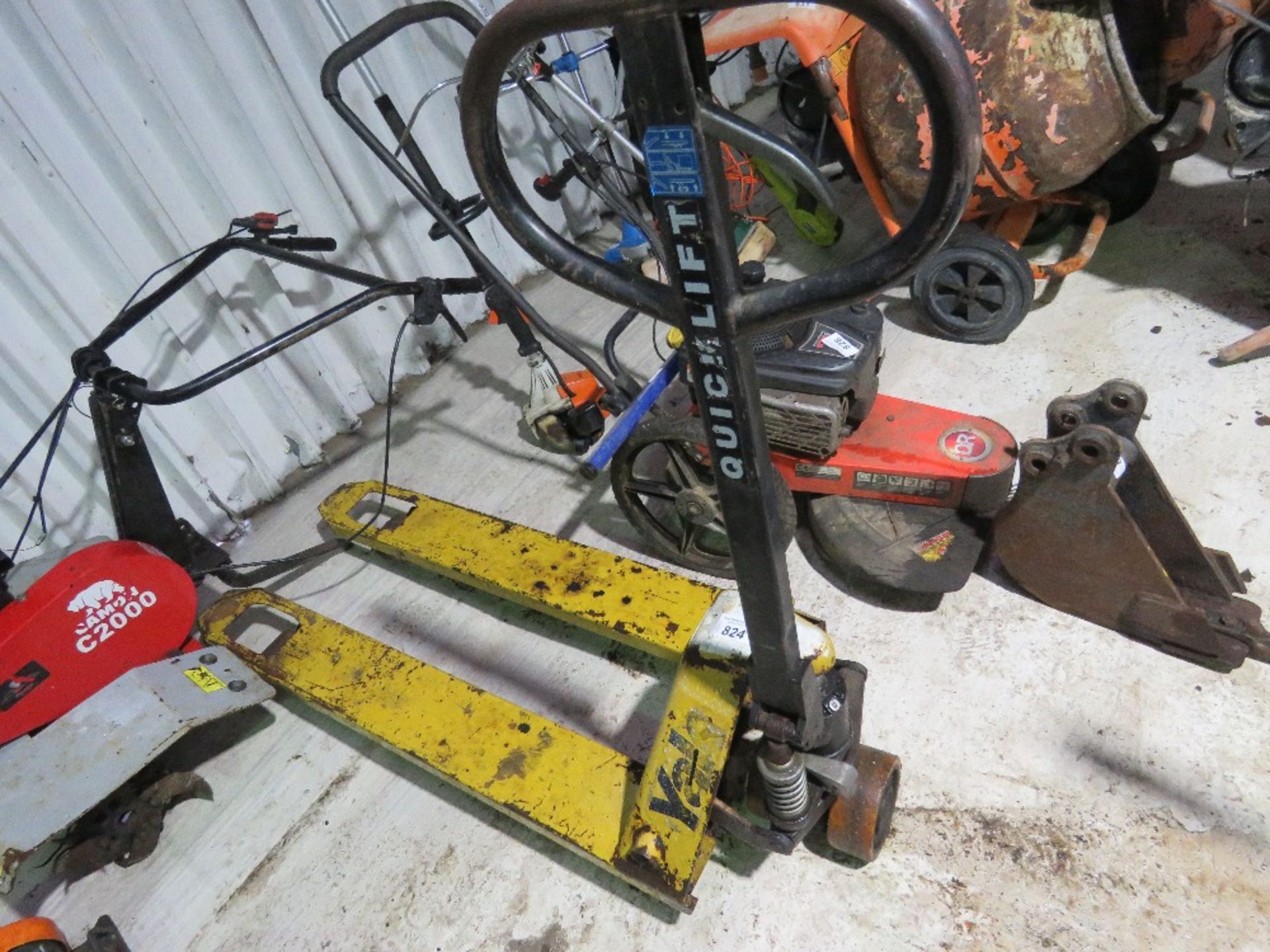 YALE HYDRAULIC PALLET TRUCK.....THIS LOT IS SOLD UNDER THE AUCTIONEERS MARGIN SCHEME, THEREFORE NO V - Image 2 of 3