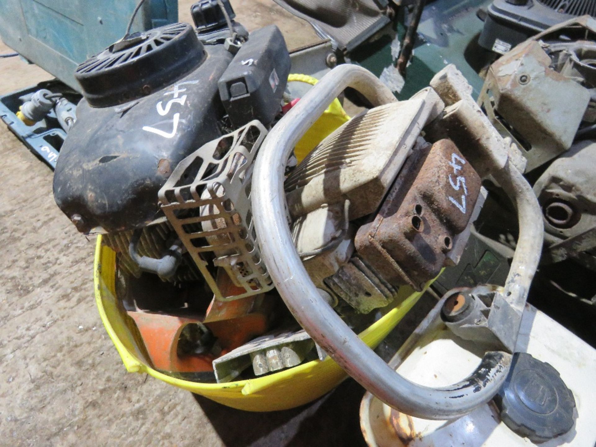 STIHL SAW PARTS PLUS 2 X PETROL ENGINES. THIS LOT IS SOLD UNDER THE AUCTIONEERS MARGIN SCHEME, THE - Image 3 of 3