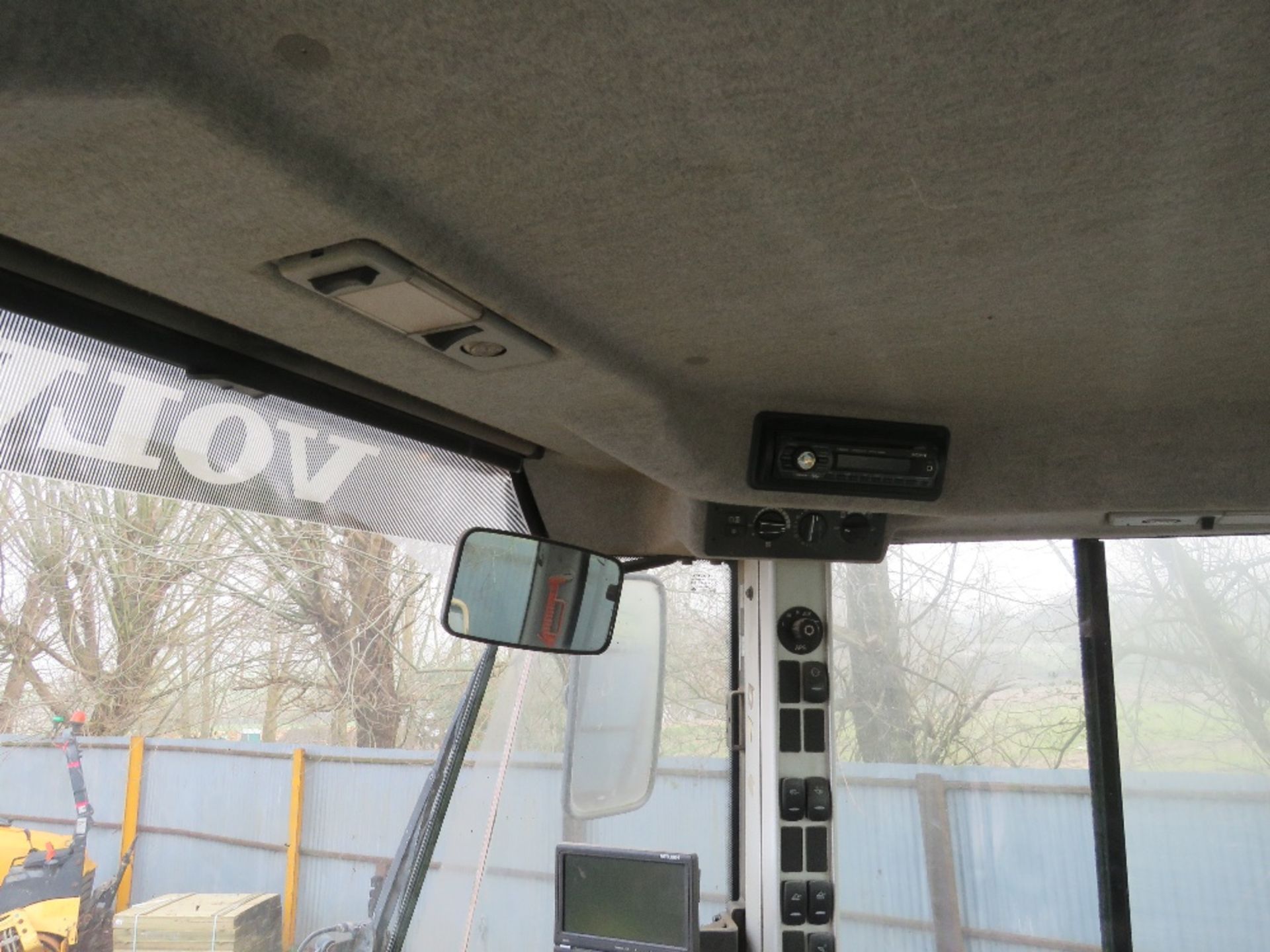 VOLVO L120F WHEELED LOADING SHOVEL YEAR 2009 BUILD. WITH SOIL AND SCREENING BUCKETS AS SHOWN. SN:VCE - Image 22 of 27