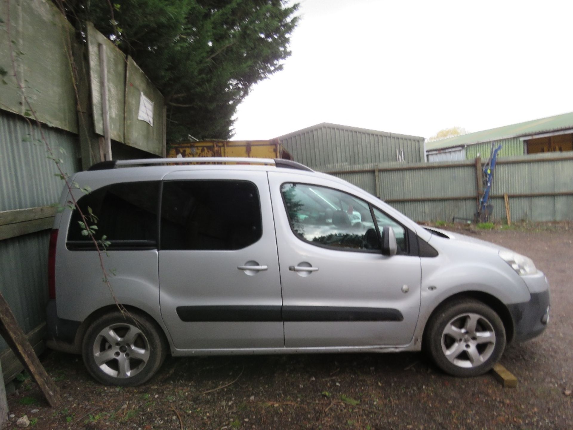 PEUGEOT PARTNER CAR REG:AXZ 3843. WITH V5 FIRST REGISTERED 23/10/2010. MOT EXPIRED. MANUAL GEARBOX. - Image 7 of 8