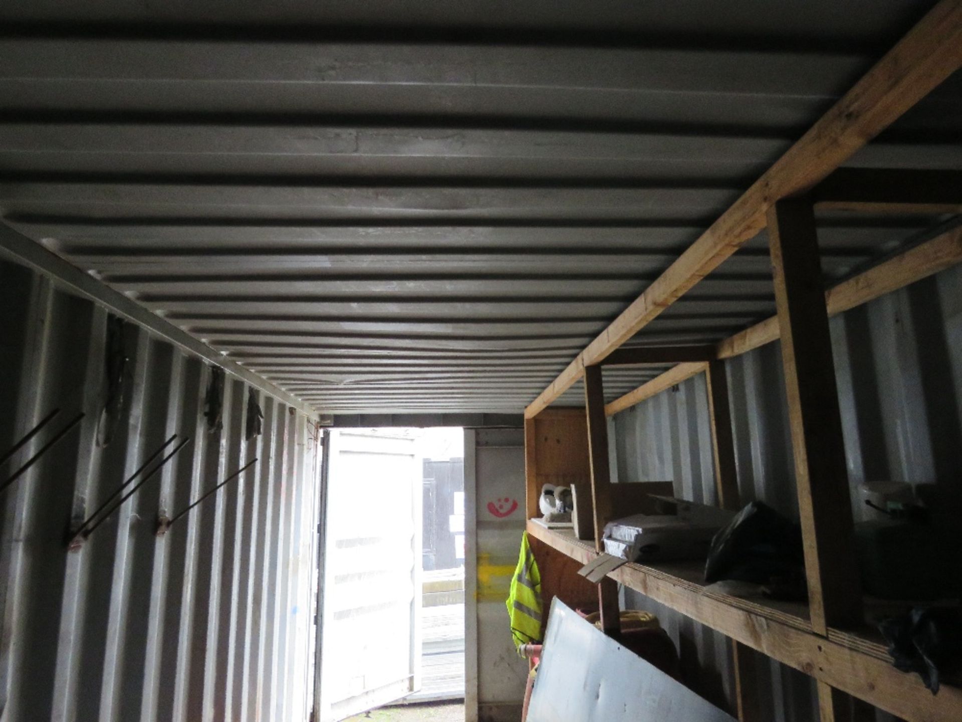 SECURE SHIPPING CONTAINER STORE 20FT LENGTH WITH SOME CONTENTS AND A RACK. . SOURCED FROM COMPANY LI - Bild 7 aus 7