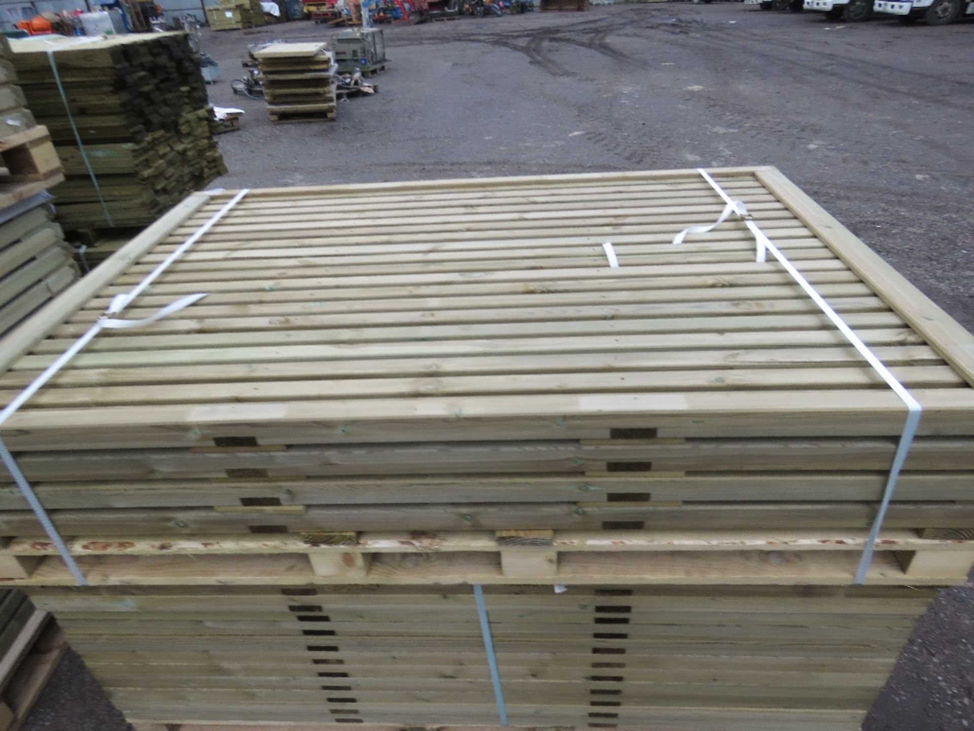 2 X PACKS OF VENETIAN SLAT FENCE PANELS 1.83M X 1.22M APPROX. 15NO PANELS IN TOTAL. - Image 4 of 4