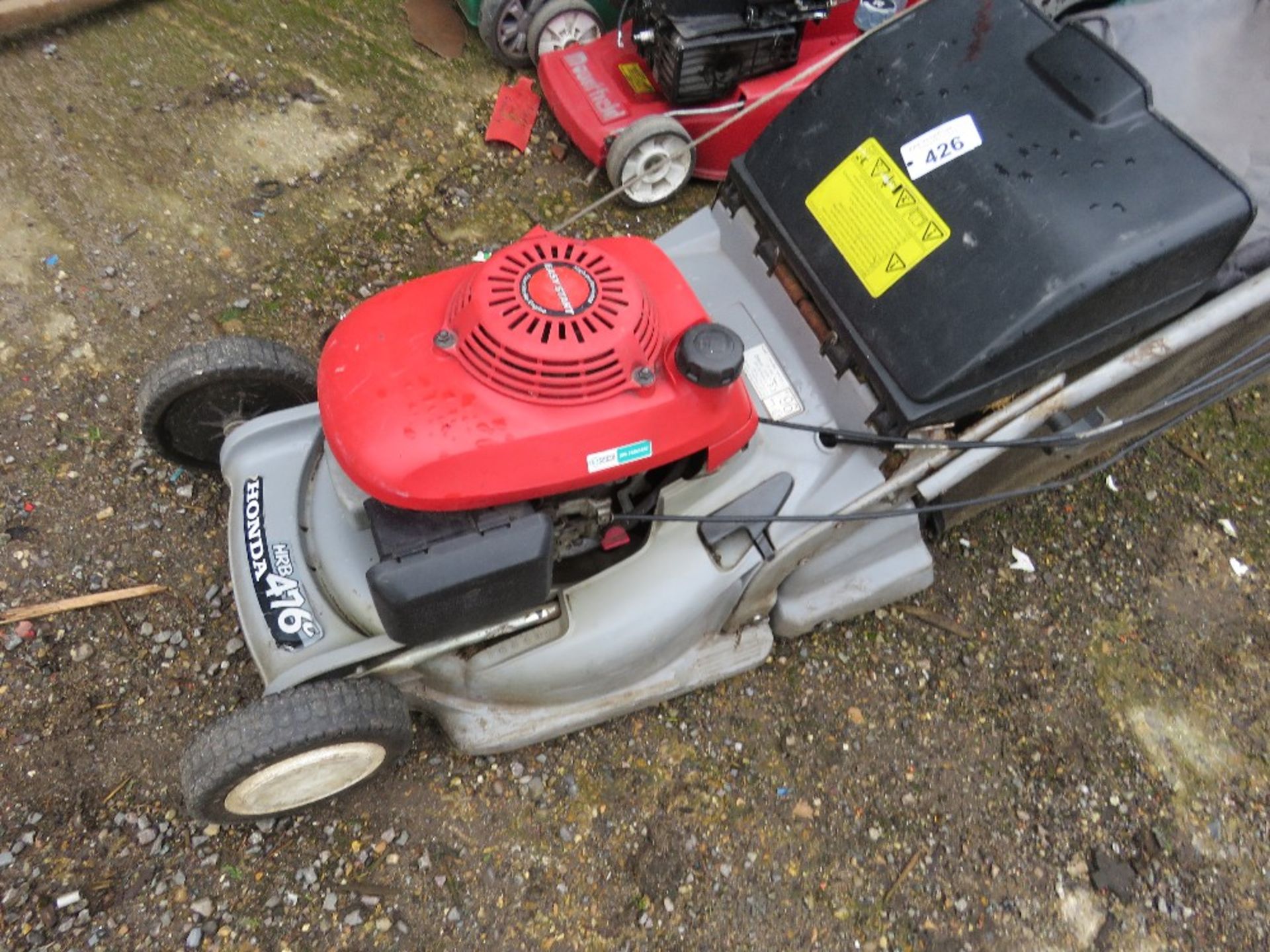 HONDA HRB476C ROLLER MOWER WITH COLLECTOR. WHEN TESTED WAS SEEN TO RUN AND DRIVE. THIS LOT IS SOL - Image 4 of 4