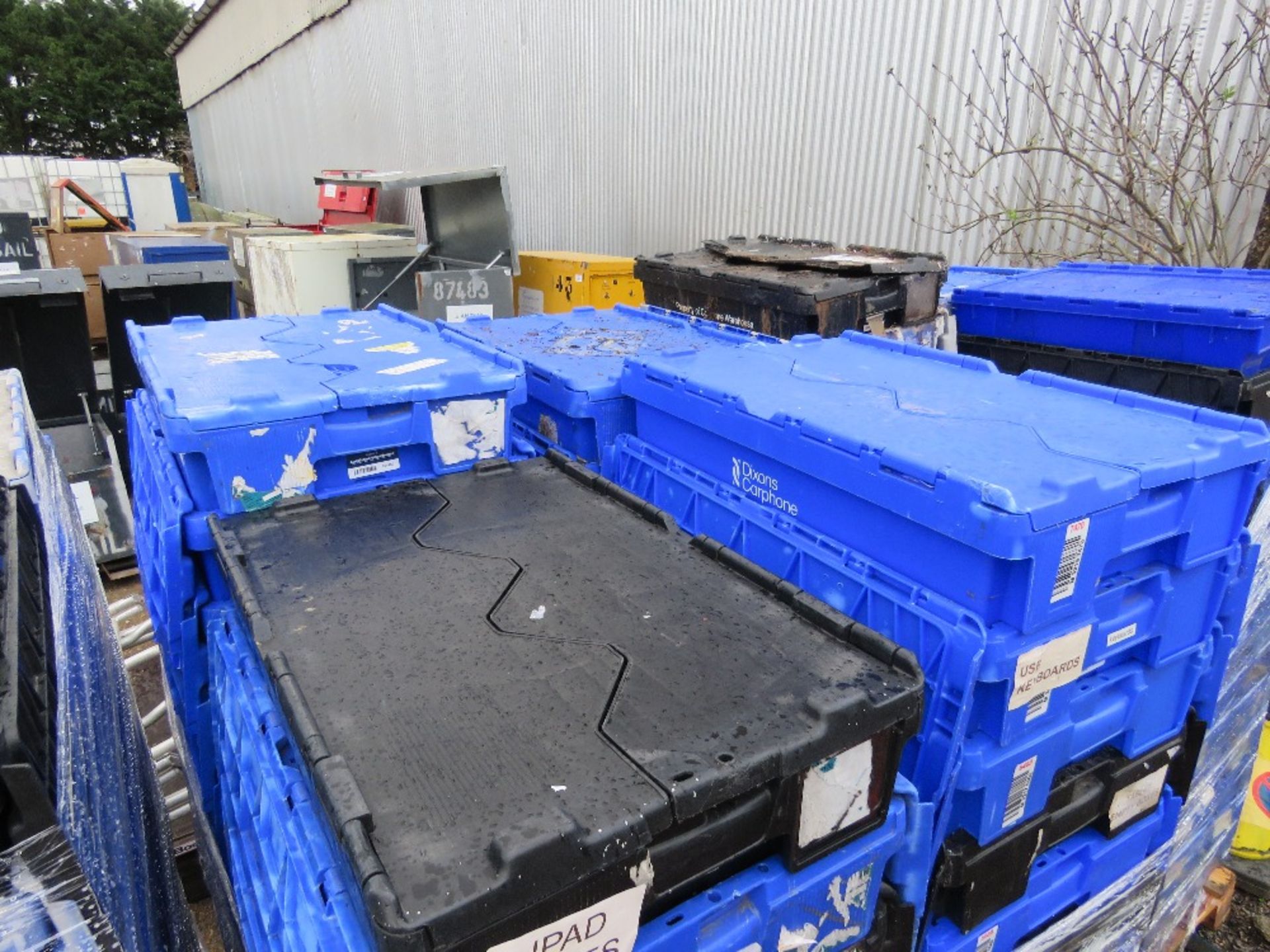 PALLET CONTAINING APPROXIMATELY 45-50NO PLASTIC STORAGE CRATES. THIS LOT IS SOLD UNDER THE AUCTIO - Bild 2 aus 2