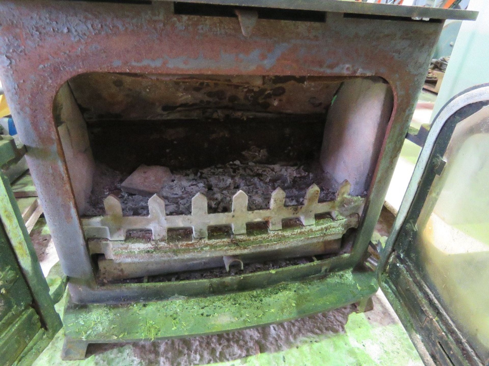 LARGE YEOMAN EXE FLAT TOPPED MULTI FUEL BURNING STOVE. THIS LOT IS SOLD UNDER THE AUCTIONEERS - Image 2 of 7
