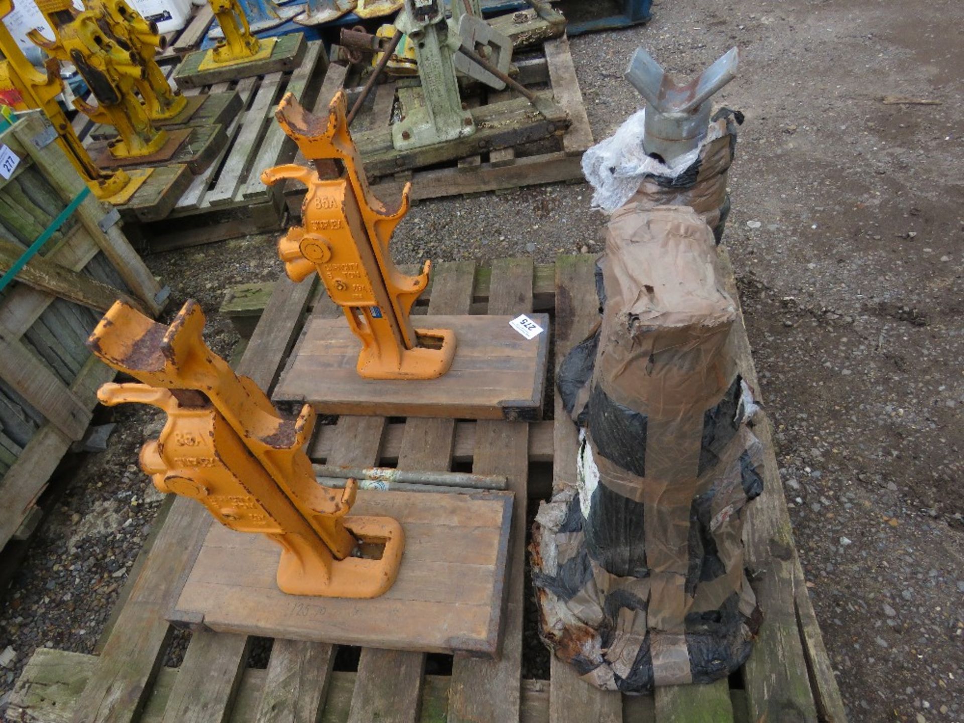 2NO SIMPLEX RATCHET JACKS PLUS 2NO HEAVY DUTY STANDS. SOURCED FROM COMPANY LIQUIDATION. - Image 3 of 4