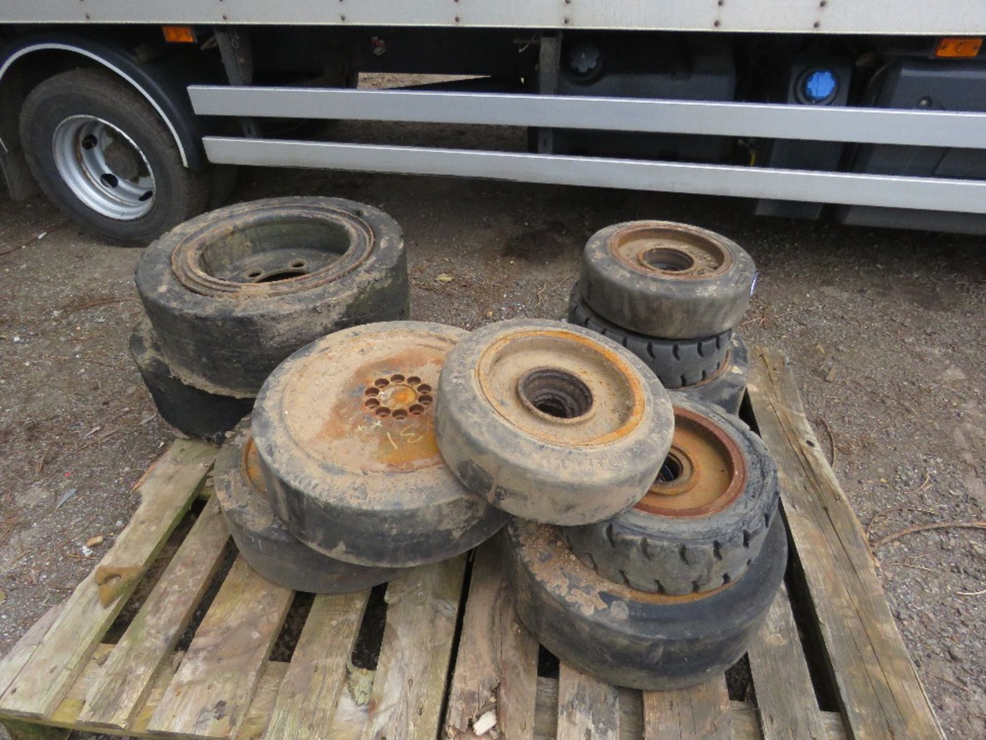 2 X PALLETS OF SOLID FORKLIFT WHEELS AND TYRES. - Bild 2 aus 3