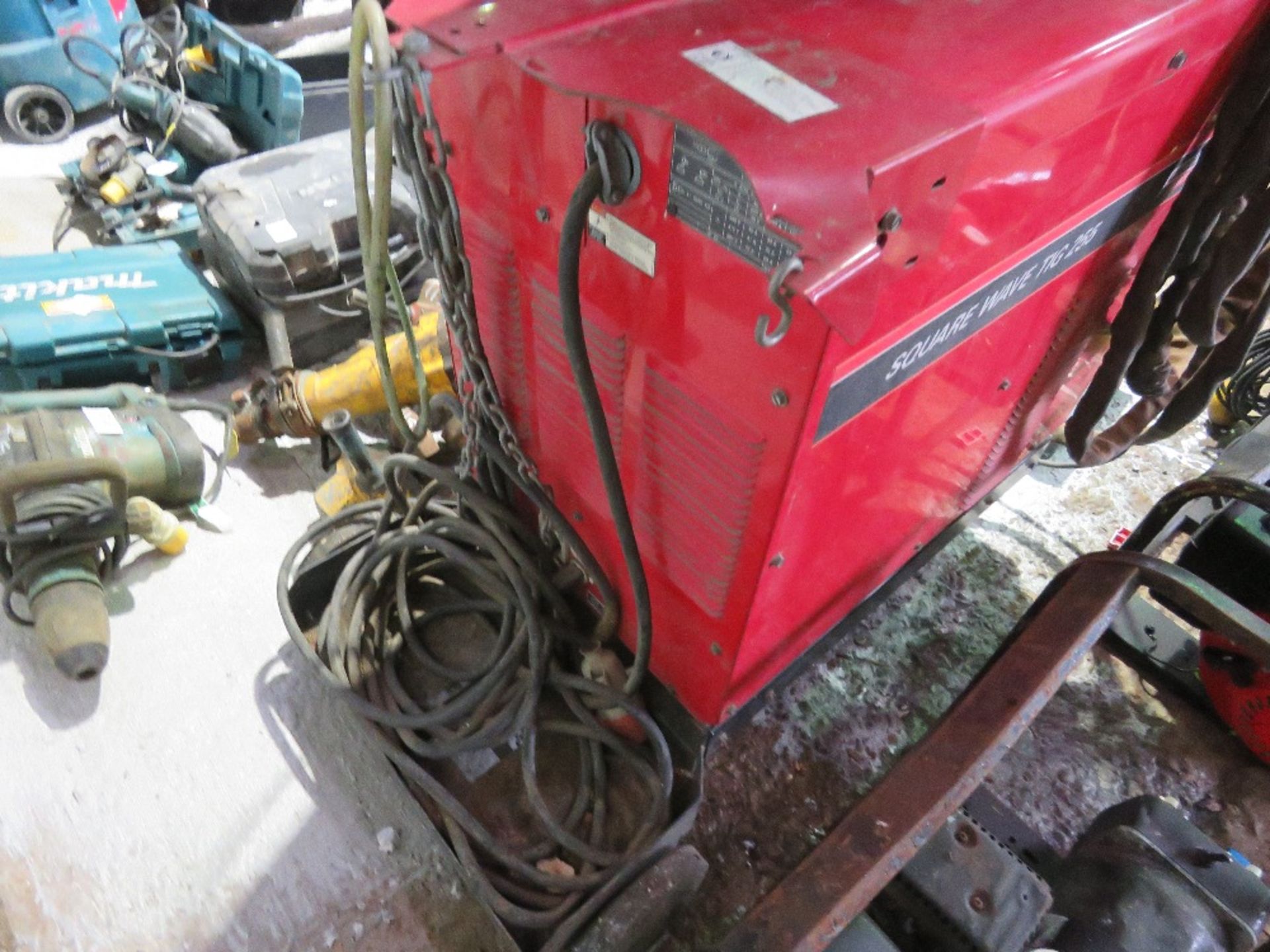 LINCOLN SQUARE WAVE TIG255 WELDER WITH MAGNUM UNIT, 3 PHASE. THIS LOT IS SOLD UNDER THE AUCTIONEE - Image 5 of 7