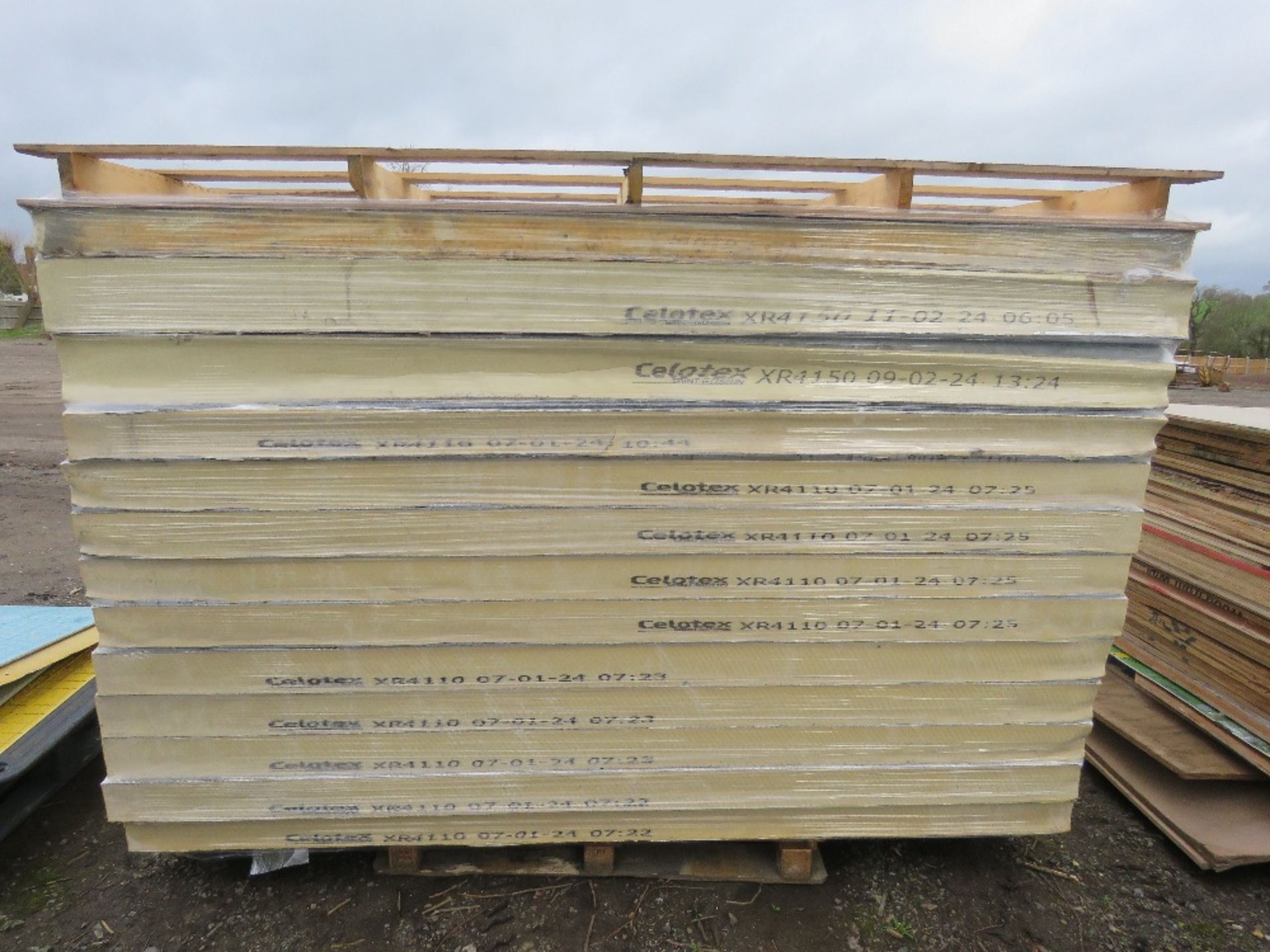 13NO FOIL BACKED CELOTEX INSULATION BOARDS 8FT X 4FT APPROX: 1 @ 90MM, 2 @ 150MM, 10 @ 110MM THICKNE - Bild 3 aus 3