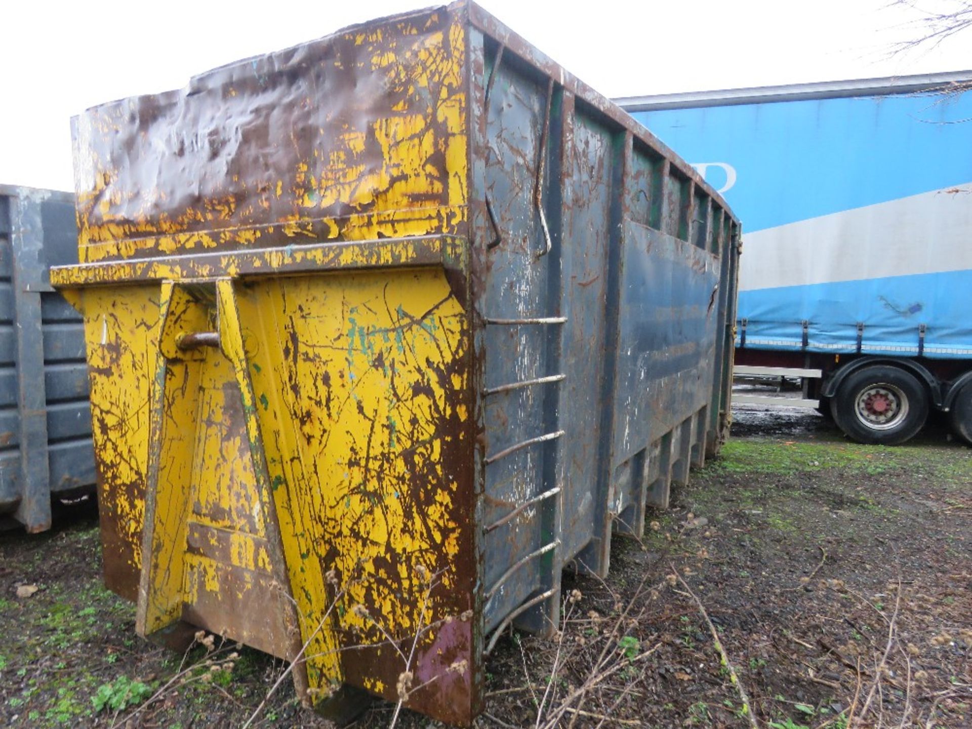 HOOK LOADER BIN, ROLLONOFF TYPE, 40YARD CAPACITY APPROX WITH FULL WIDTH REAR DOOR. DIRECT FROM LOCAL - Image 3 of 8