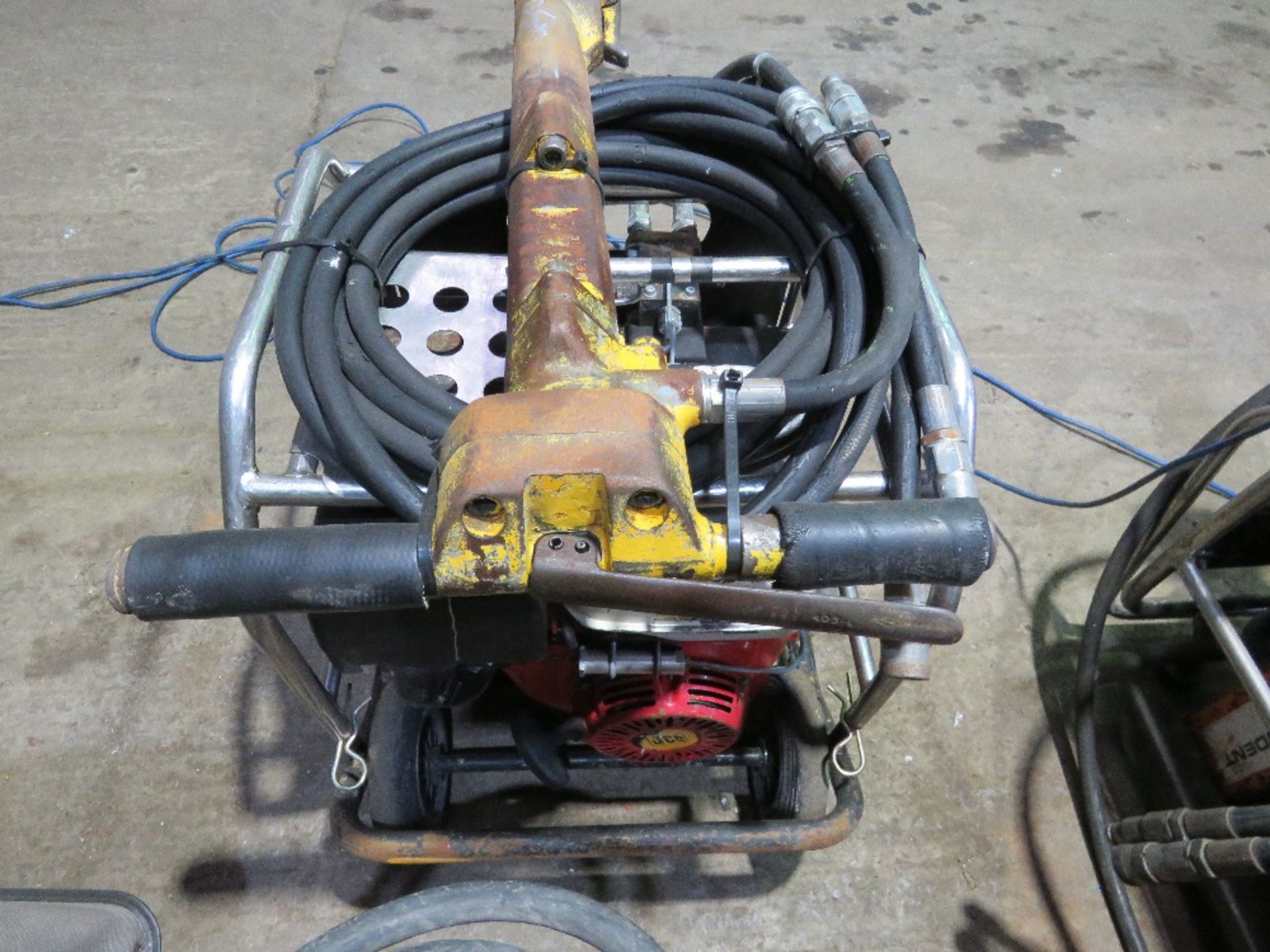 JCB HYDRAULIC BREAKER PACK WITH HOSE AND GUN. - Image 4 of 4
