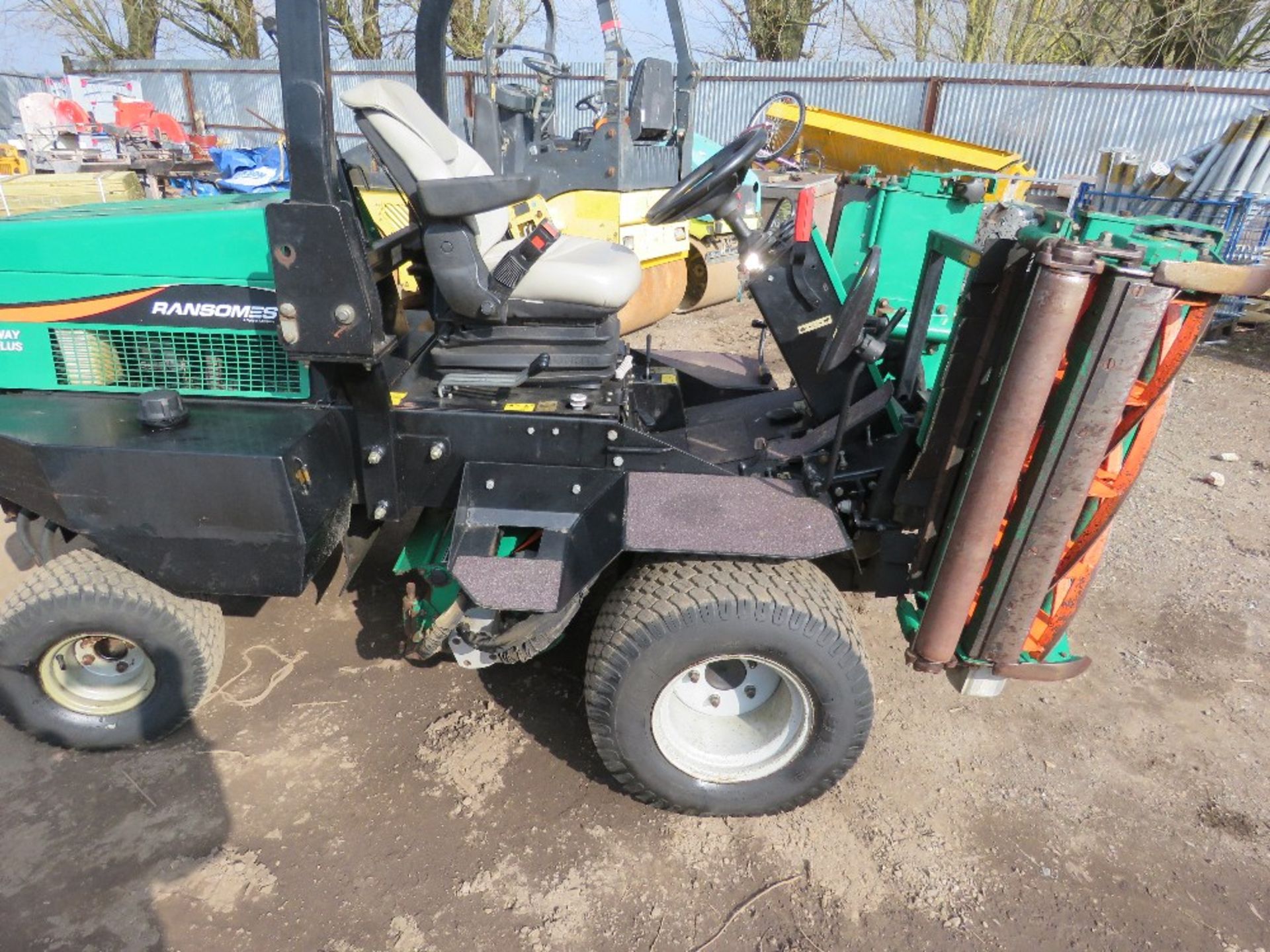 RANSOMES PARKWAY 2250 PLUS PROFESSIONAL TRIPLE RIDE ON MOWER, 4WD, 3300 REC HOURS. DIRECT FROM GOLF - Image 2 of 11