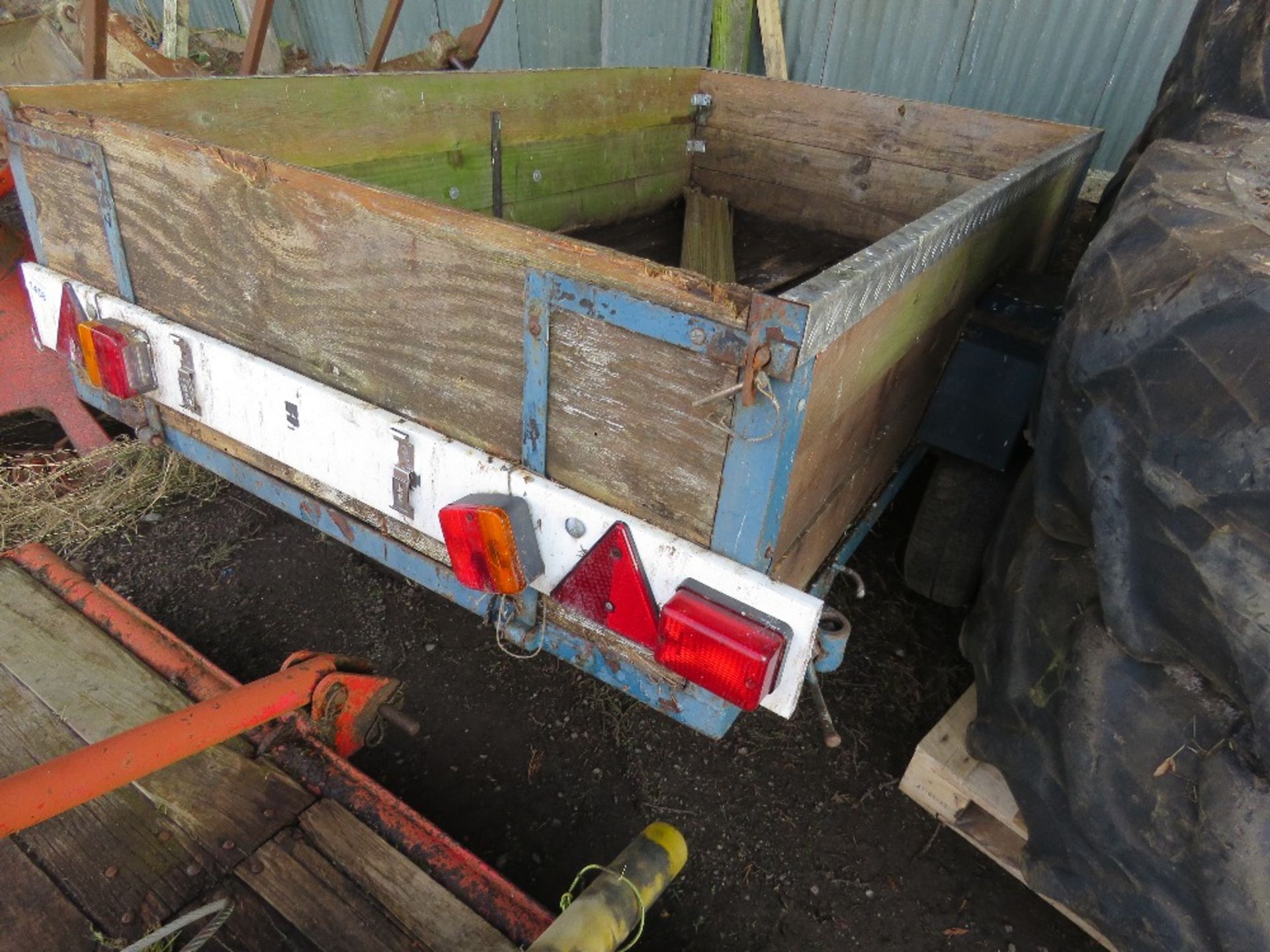 SINGLE AXLED CAR TRAILER 7FT X 4FT APPROX.....THIS LOT IS SOLD UNDER THE AUCTIONEERS MARGIN SCHEME, - Image 5 of 7