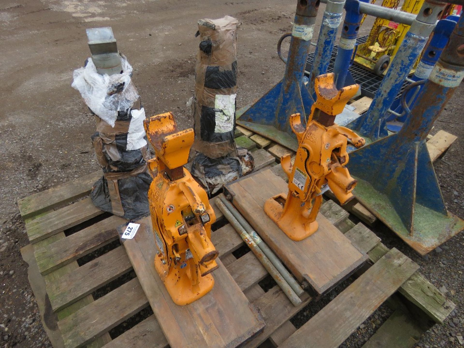 2NO SIMPLEX RATCHET JACKS PLUS 2NO HEAVY DUTY STANDS. SOURCED FROM COMPANY LIQUIDATION. - Image 4 of 4