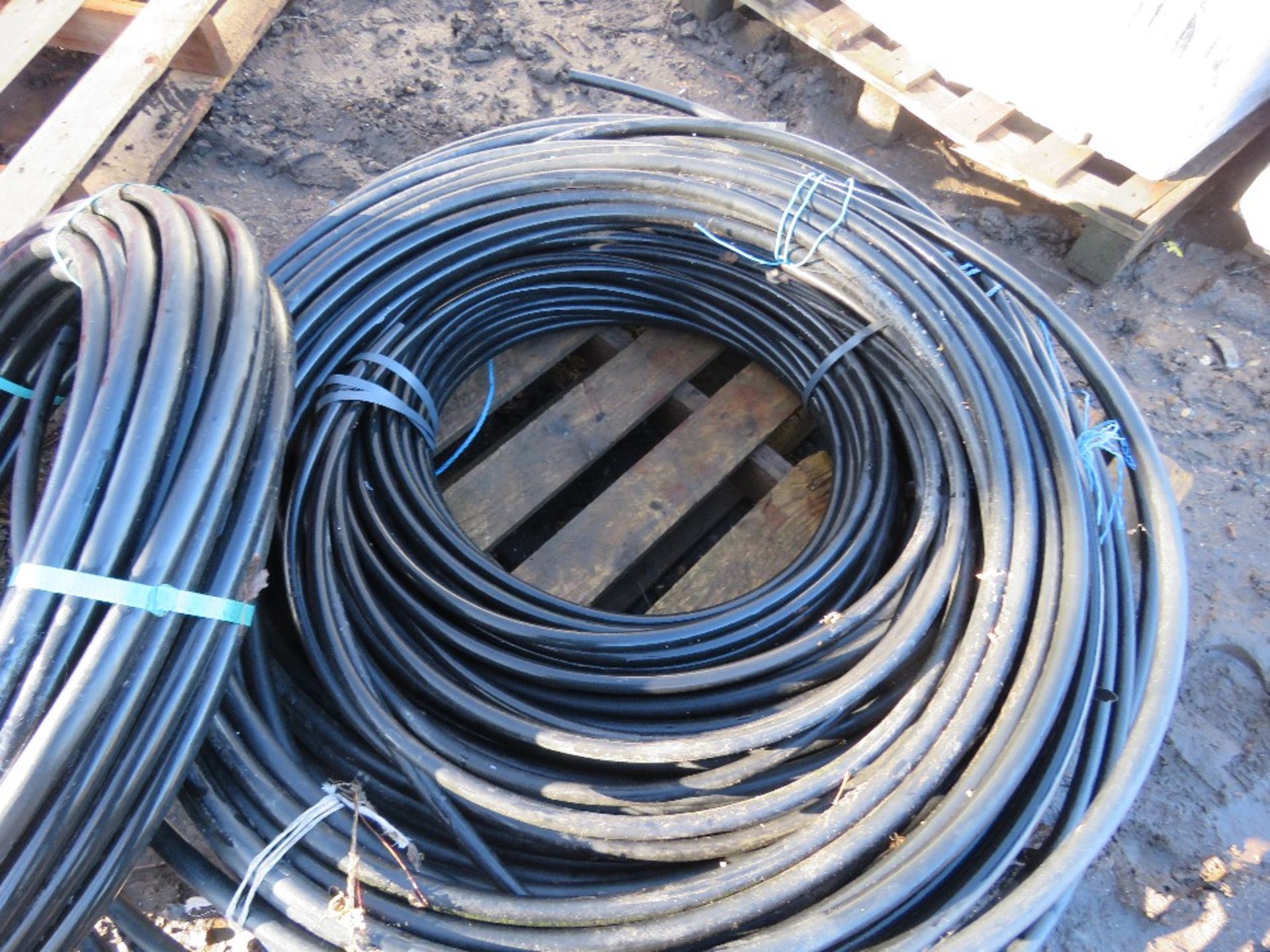 QUANTITY OF BLACK PLASTIC WATER PIPING. THIS LOT IS SOLD UNDER THE AUCTIONEERS MARGIN SCHEME, THE - Bild 5 aus 5