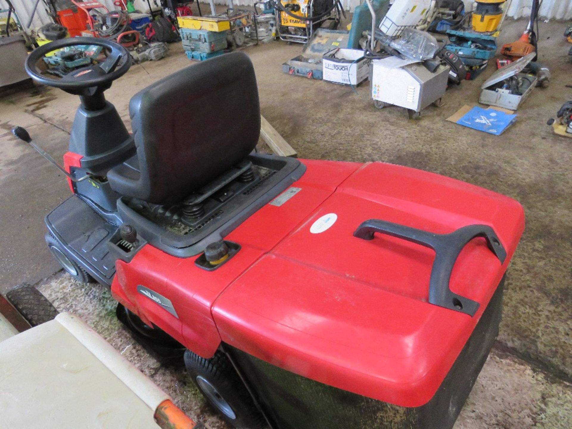 CASTLEGARDEN RIDE ON MOWER WITH COLLECTOR. WHEN TESTEDW AS SEEN TO RUN, DRIVE AND MOWERS TURNED..... - Image 5 of 7