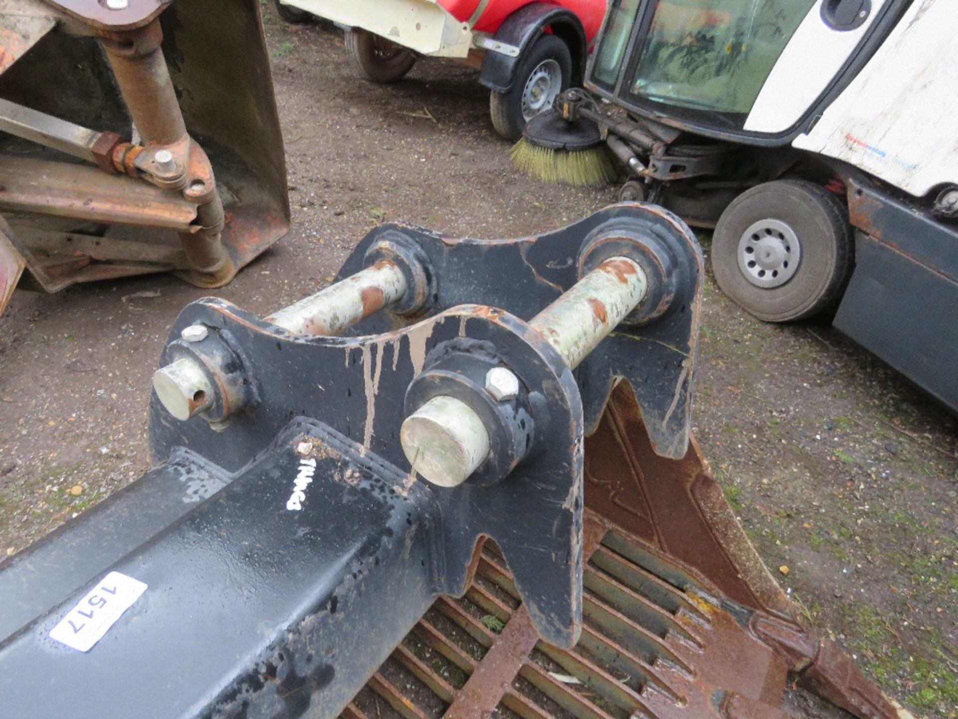 RHINOX 1.2M WIDTH EXCAVATOR MOUNTED RIDDLE BUCKET ON 65MM PINS, LITTLE USED. BEING SOLD AS SURPLUS T - Image 5 of 5