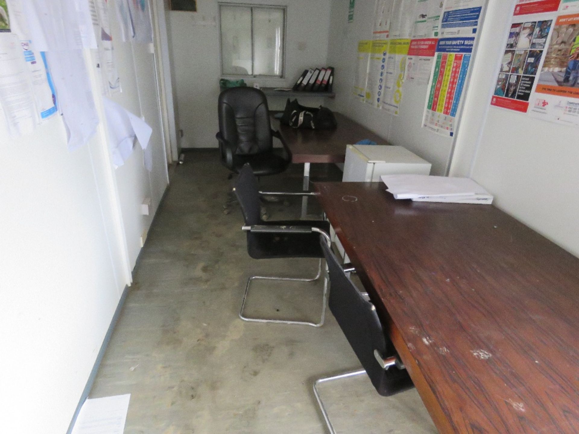 SECURE SITE OFFICE 24FT X 8FT APPROX INCLUDING SOME FURNITURE AS SHOWN. . SOURCED FROM COMPANY LIQUI - Image 5 of 7