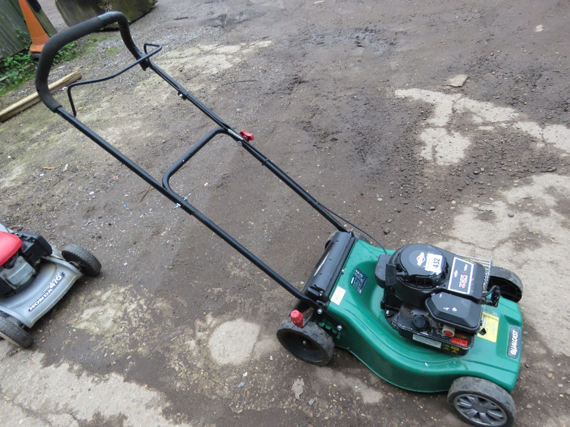 PETROL LAWNMOWER NO COLLECTOR. THIS LOT IS SOLD UNDER THE AUCTIONEERS MARGIN SCHEME, THEREFORE N - Image 2 of 4