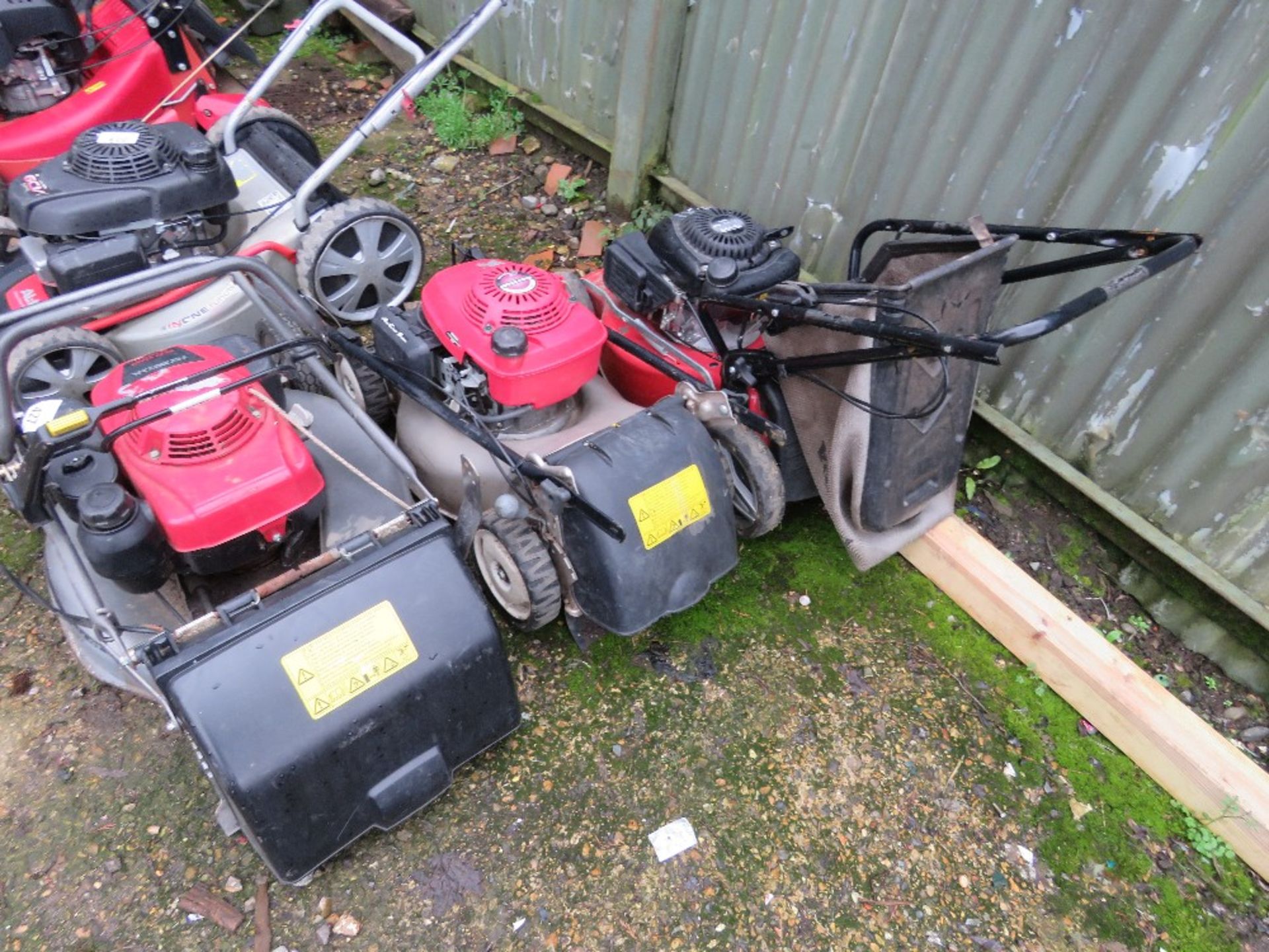 3 X LAWNMOWERS: 2 X HONDA AND A MOUNTFIELD. - Image 2 of 6