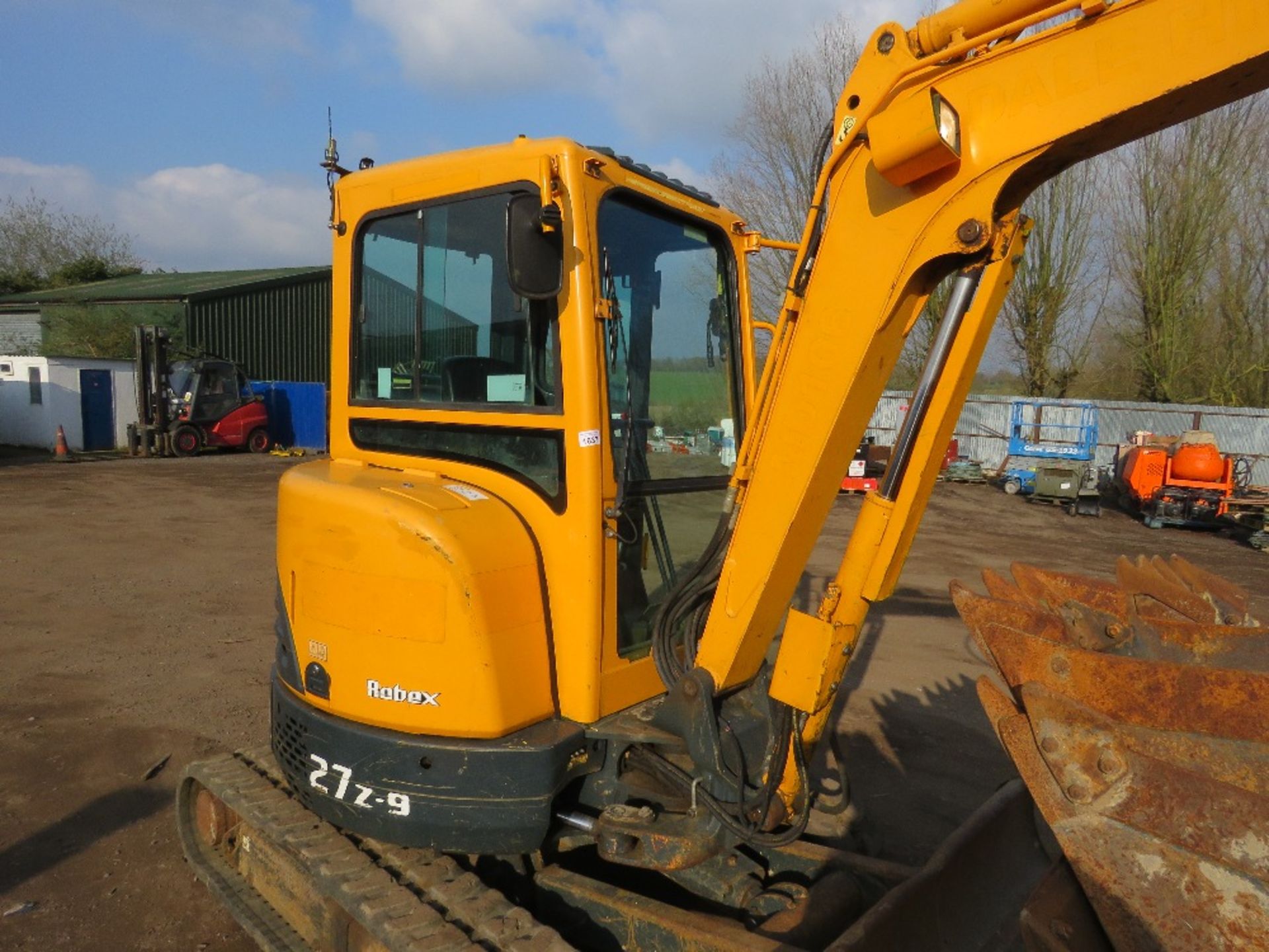 HYUNDAI ROBEX 27Z-9 RUBBER TRACKED EXCAVATOR YEAR 2015 BUILD. 2573 REC HOURS. 4NO BUCKETS WITH A MAN - Image 2 of 20