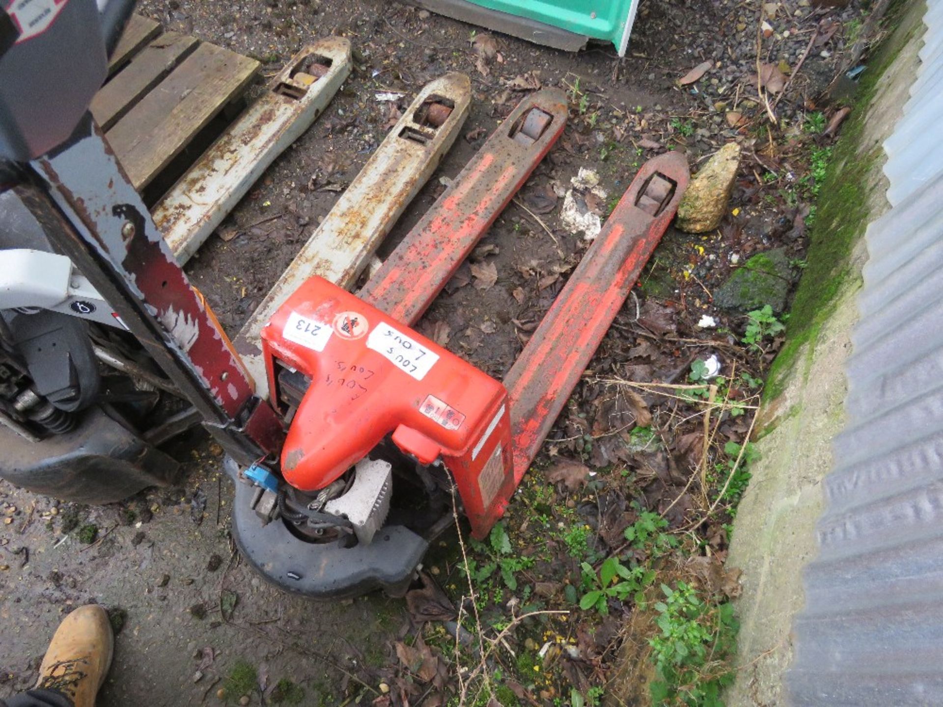 BATTERY POWERED PALLET TRUCK, CONDITION UNKNOWN. SOURCED FROM COMPANY LIQUIDATION. - Bild 3 aus 3