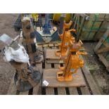 2NO SIMPLEX RATCHET JACKS PLUS 2NO HEAVY DUTY STANDS. SOURCED FROM COMPANY LIQUIDATION.