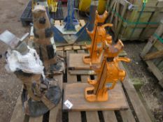 2NO SIMPLEX RATCHET JACKS PLUS 2NO HEAVY DUTY STANDS. SOURCED FROM COMPANY LIQUIDATION.