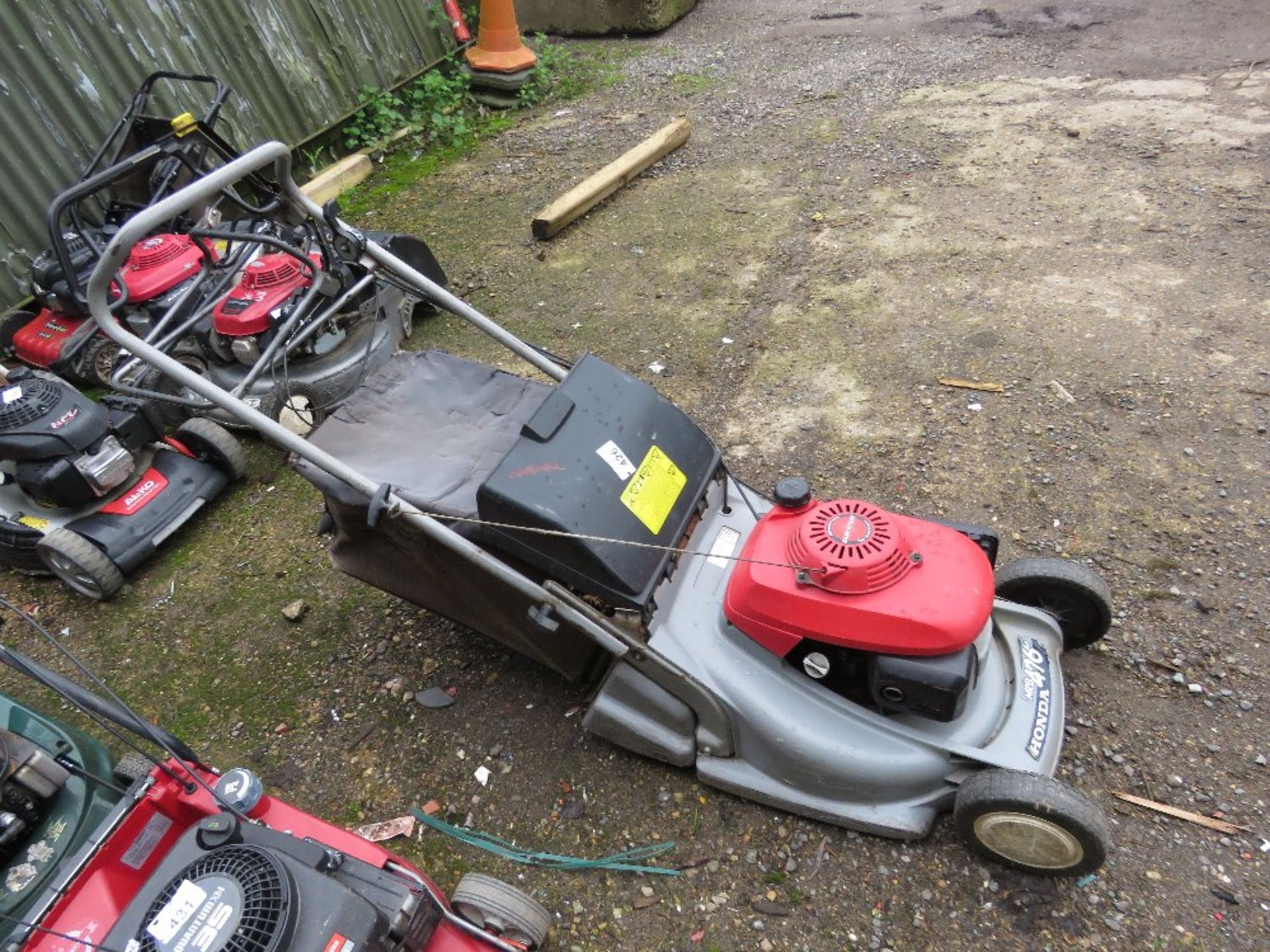 HONDA HRB476C ROLLER MOWER WITH COLLECTOR. WHEN TESTED WAS SEEN TO RUN AND DRIVE. THIS LOT IS SOL - Image 3 of 4