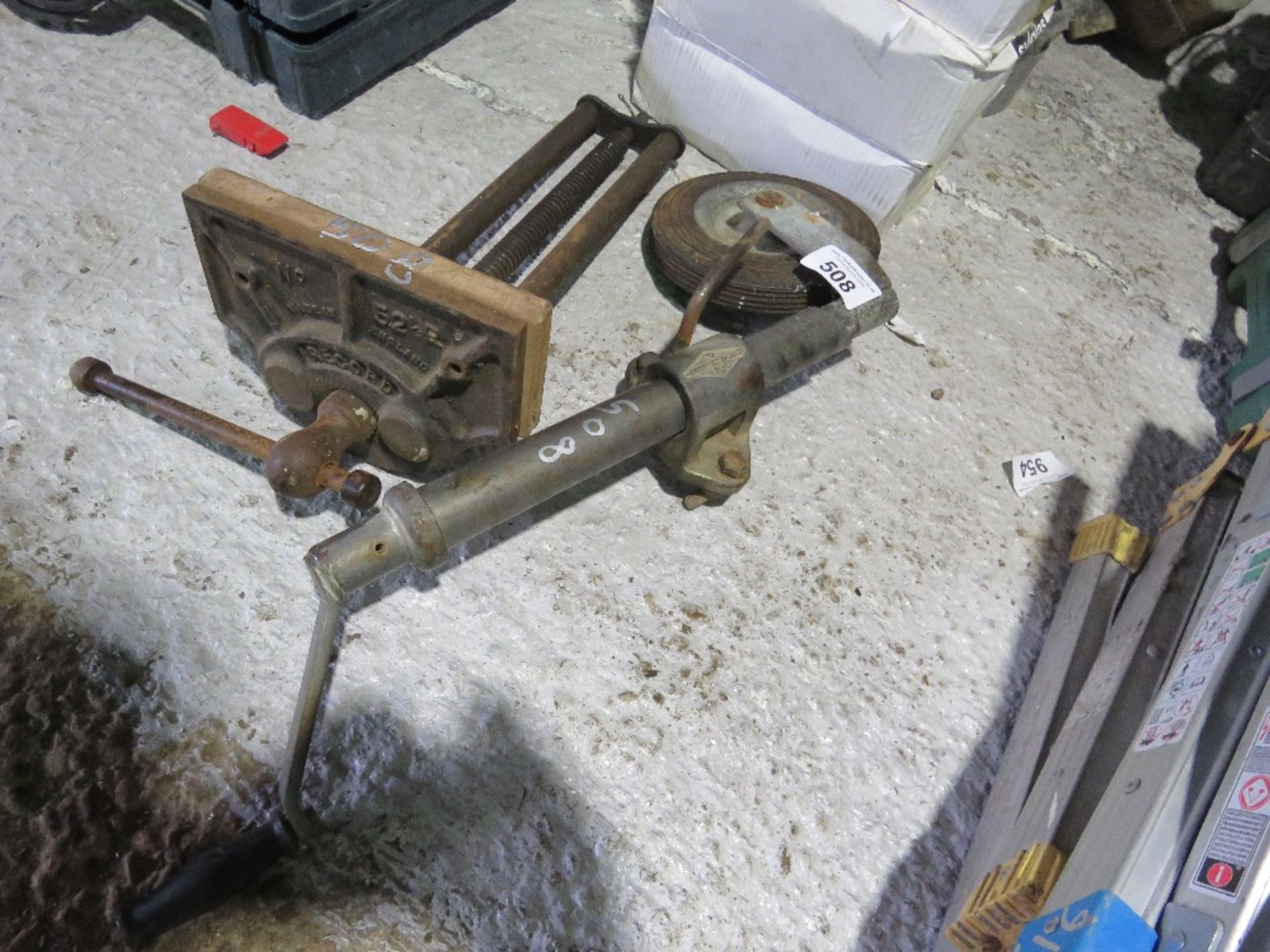 VICE HEAD PLUS A JOCKEY WHEEL. THIS LOT IS SOLD UNDER THE AUCTIONEERS MARGIN SCHEME, THEREFORE NO - Bild 2 aus 2