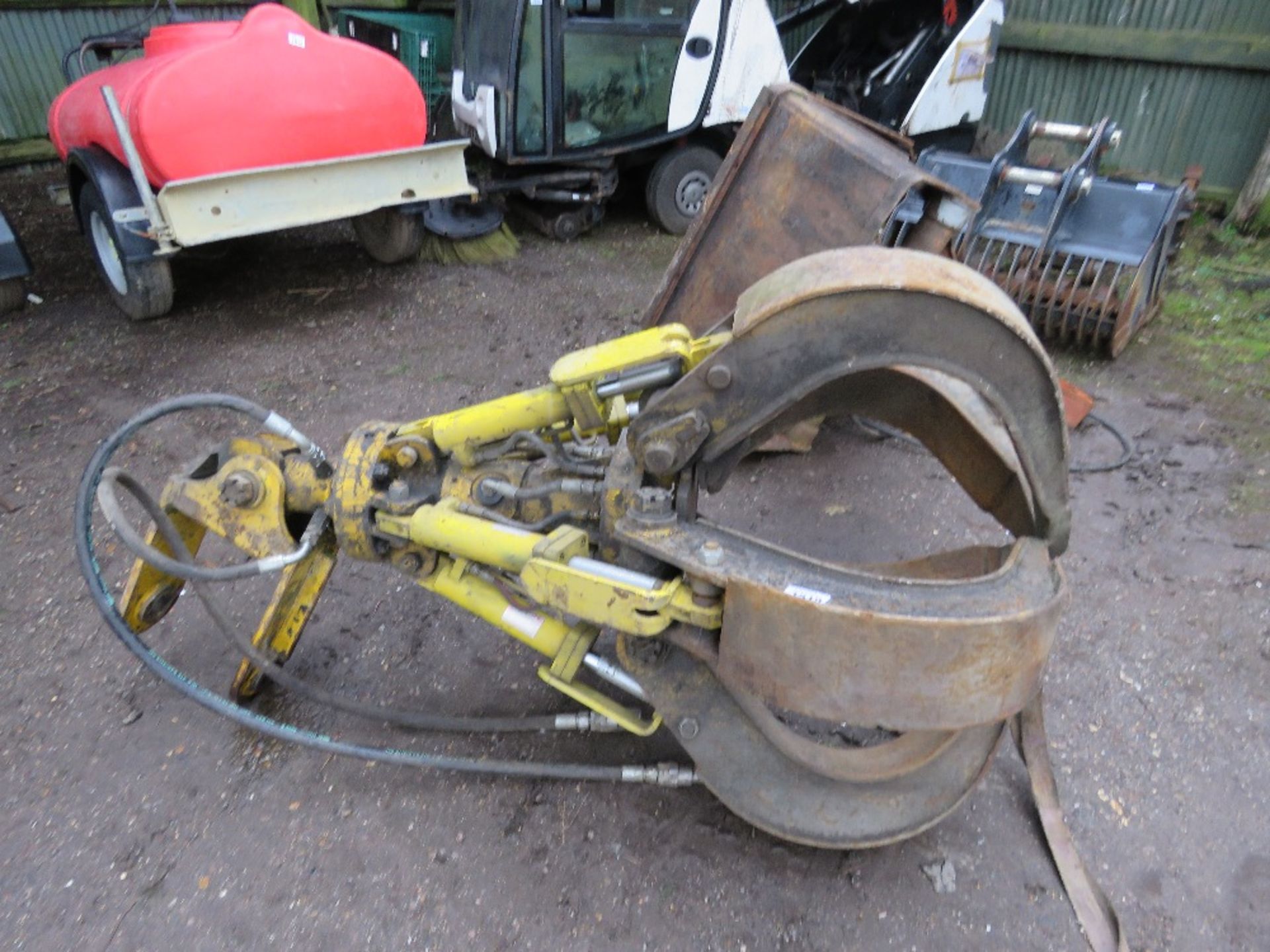 EXCAVATOR MOUNTED 5 TINE SCRAP GRAB WITH ROTATOR ON 65MM PINS, RAMS DONE LITTLE WORK SINCE REFURBISH