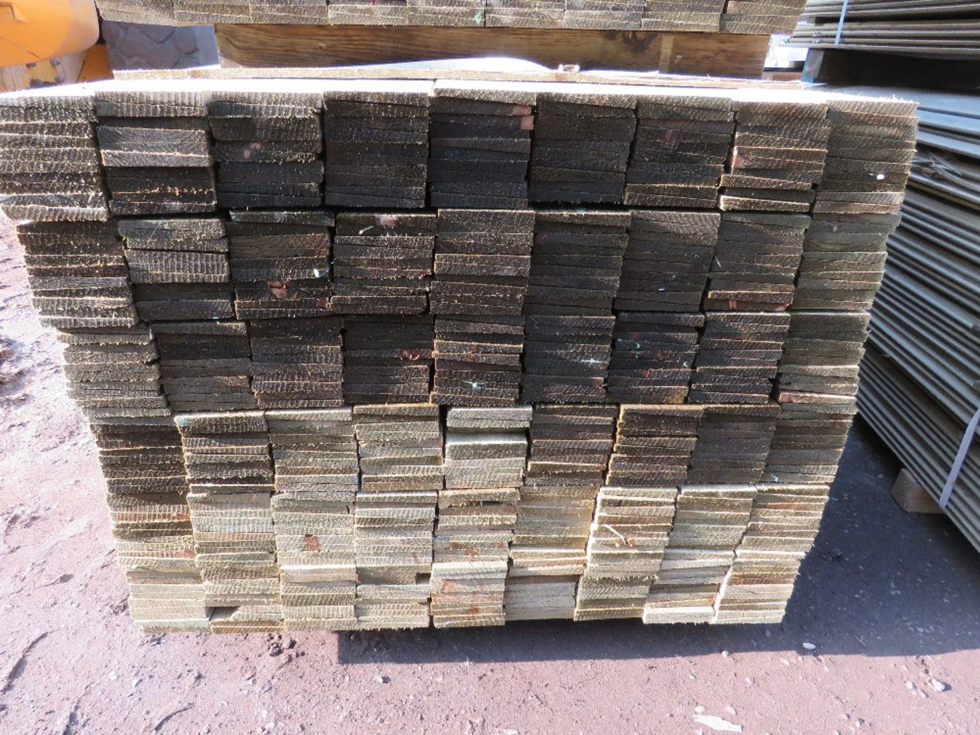 LARGE PACK OF TREATED FEATHER EDGE TIMBER CLADDING BOARDS 1.8M LENGTH X 100MM WIDTH APPROX. - Bild 2 aus 3