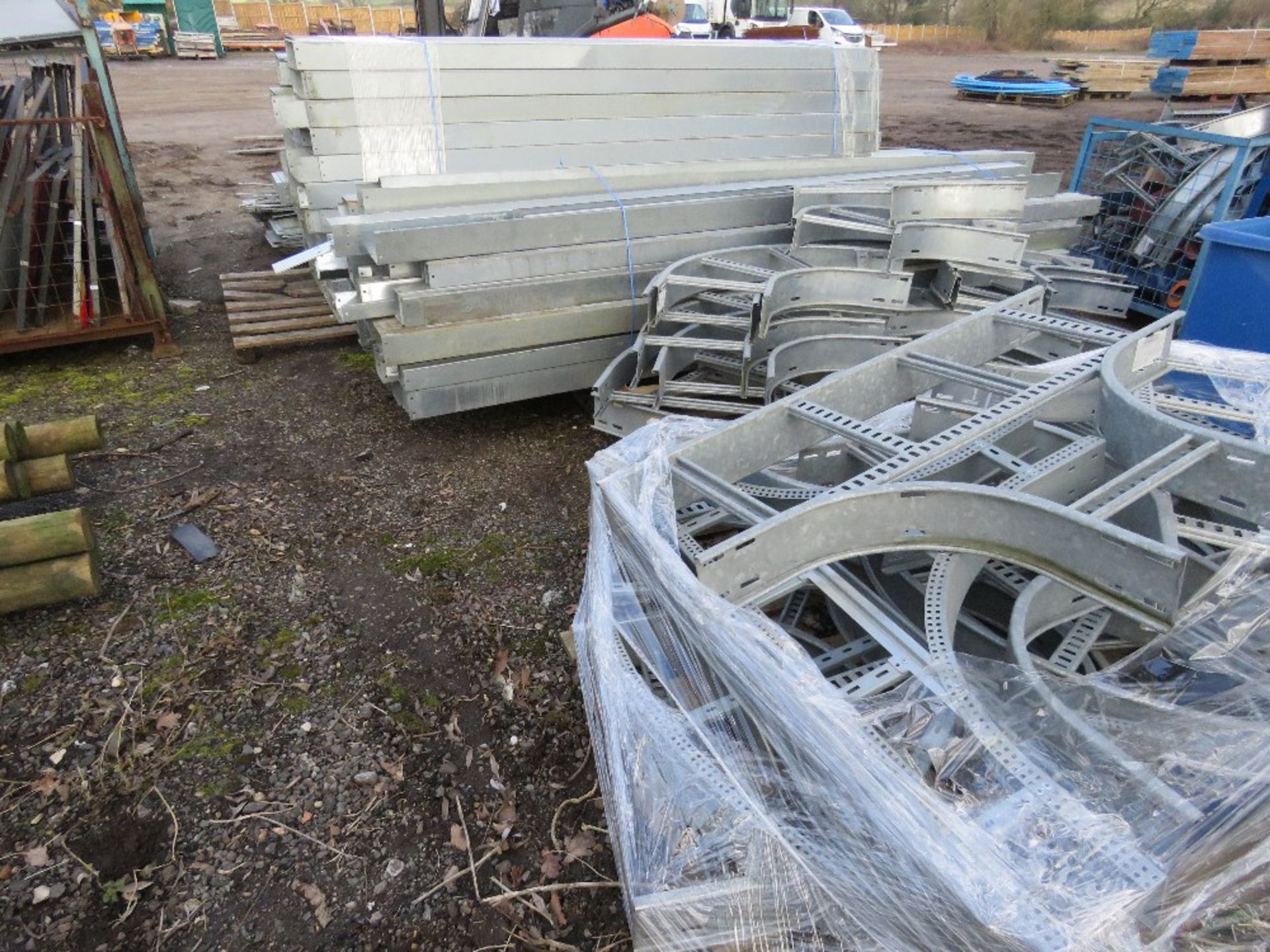 LARGE QUANTITY OF METAL DUCTING PARTS INCLUDING DUCTS AT 9FT LENGTH APPROX. SOURCED FROM COMPANY LIQ - Bild 6 aus 9
